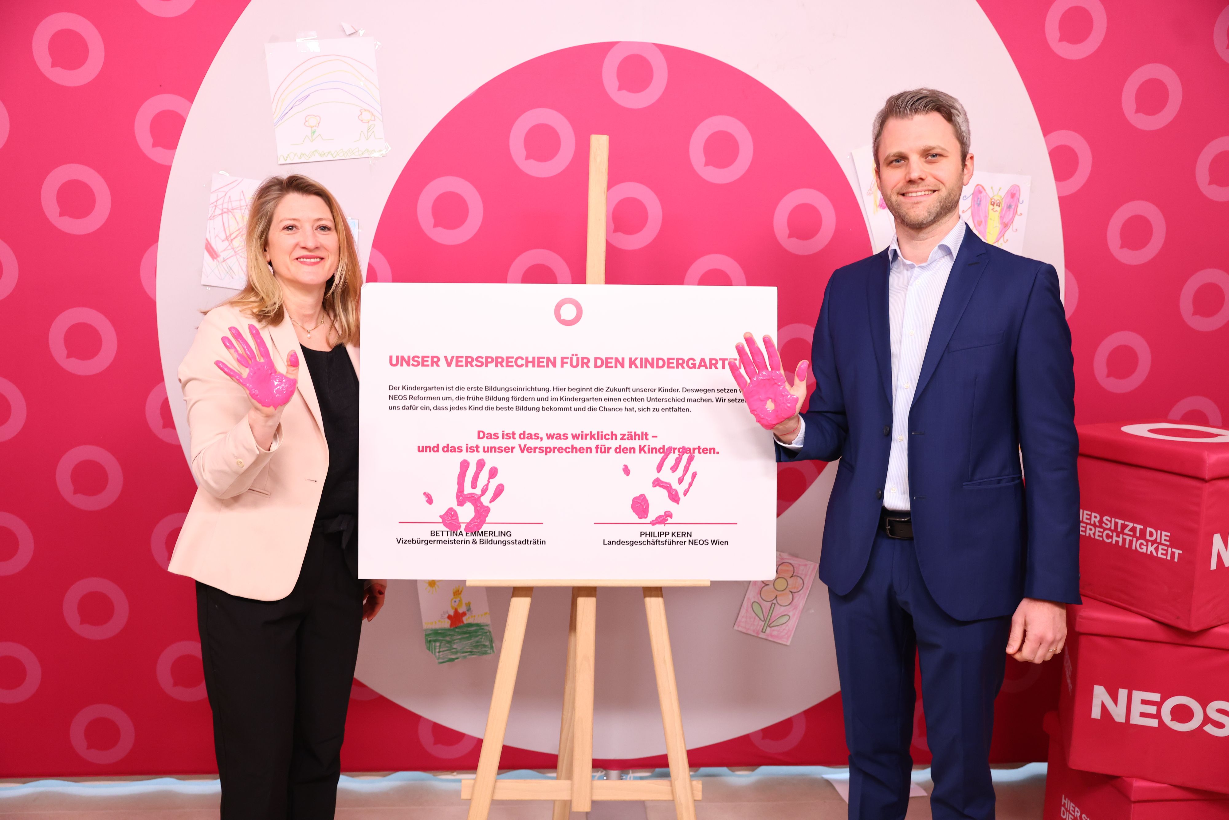 Bildungsstadträtin Bettina Emmerling und NEOS Wien Landesgeschäftsführer Philipp Kern (v.l.) präsentieren die neue Kampagne.