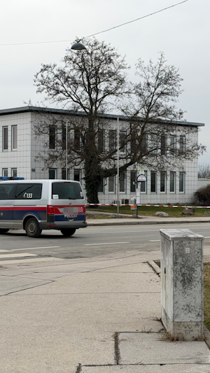 Radioaktives Material in Transporter sorgt für Großeinsatz in Wien und Graz. Polizei und Feuerwehr leiten umfassende Sicherheitsmaßnahmen ein.