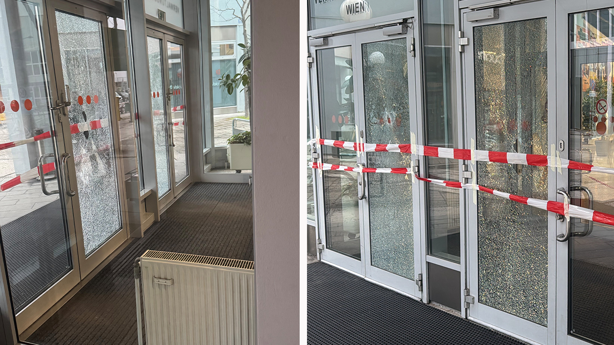 Unbekannte demolierten die Glastüren am Verwaltungsgericht.