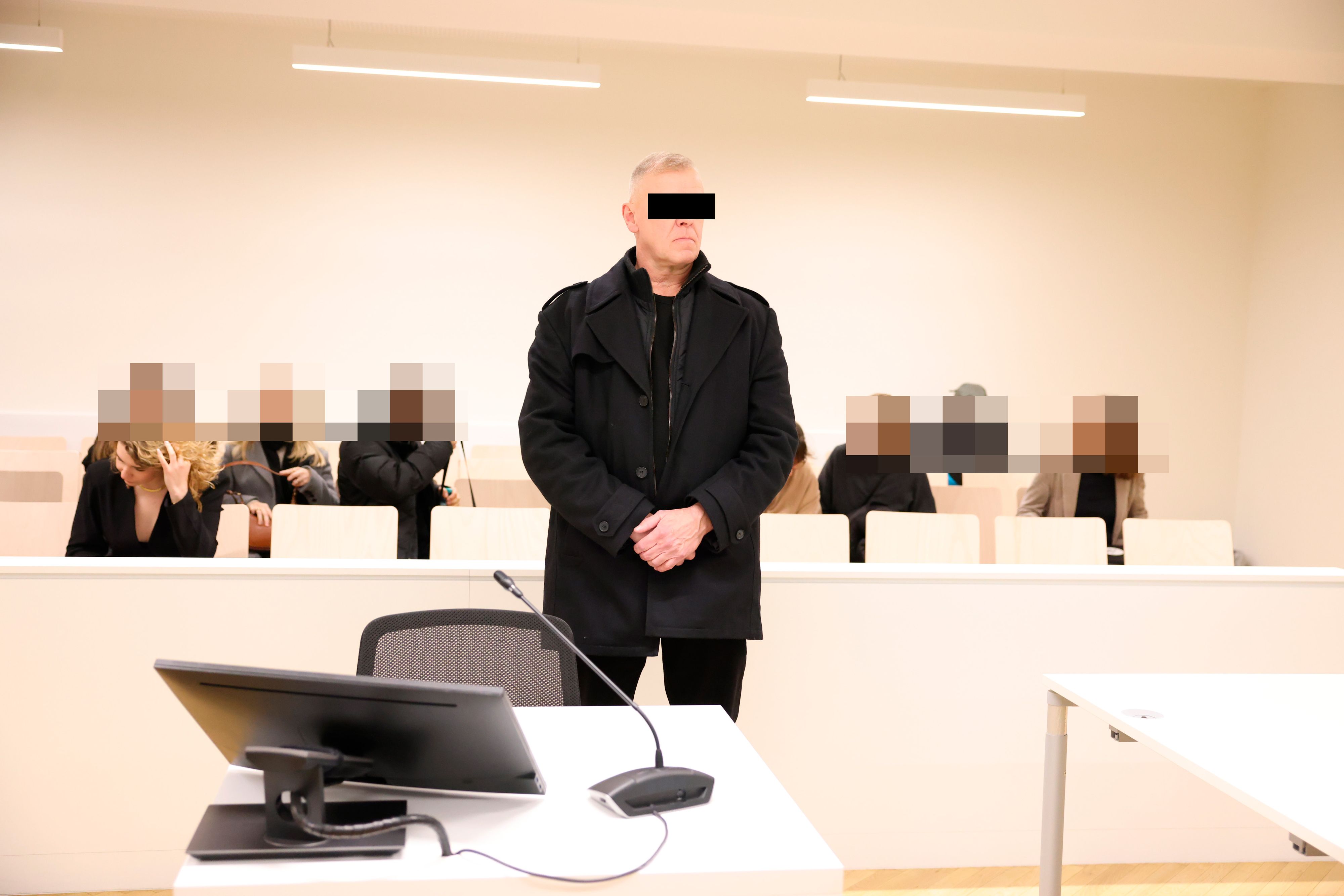 Der Angeklagte ist der Sohn des Politikers Hansjörg Schimanek und Vater der zwei festgenommenen 