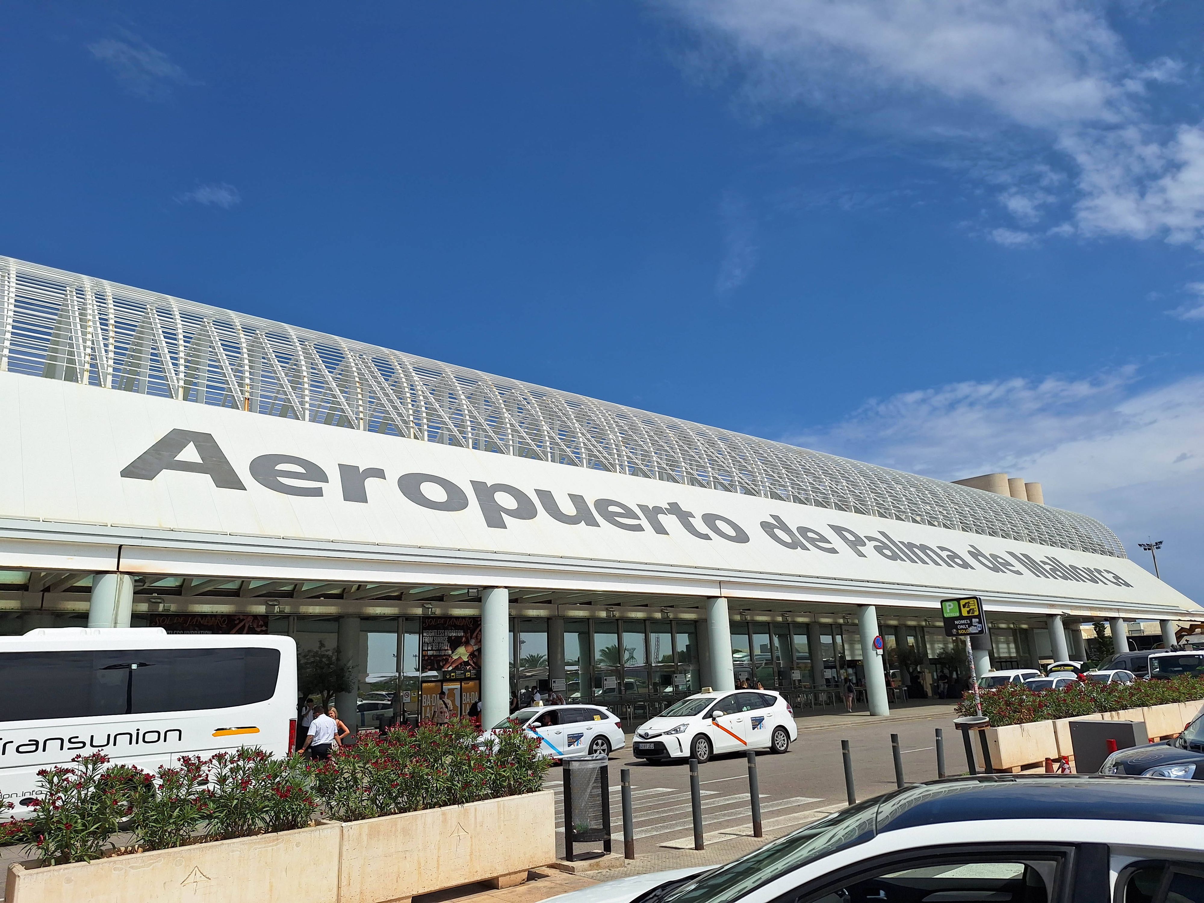 Ein Streit ums Handgepäck eskaliert am Flughafen von Mallorca.