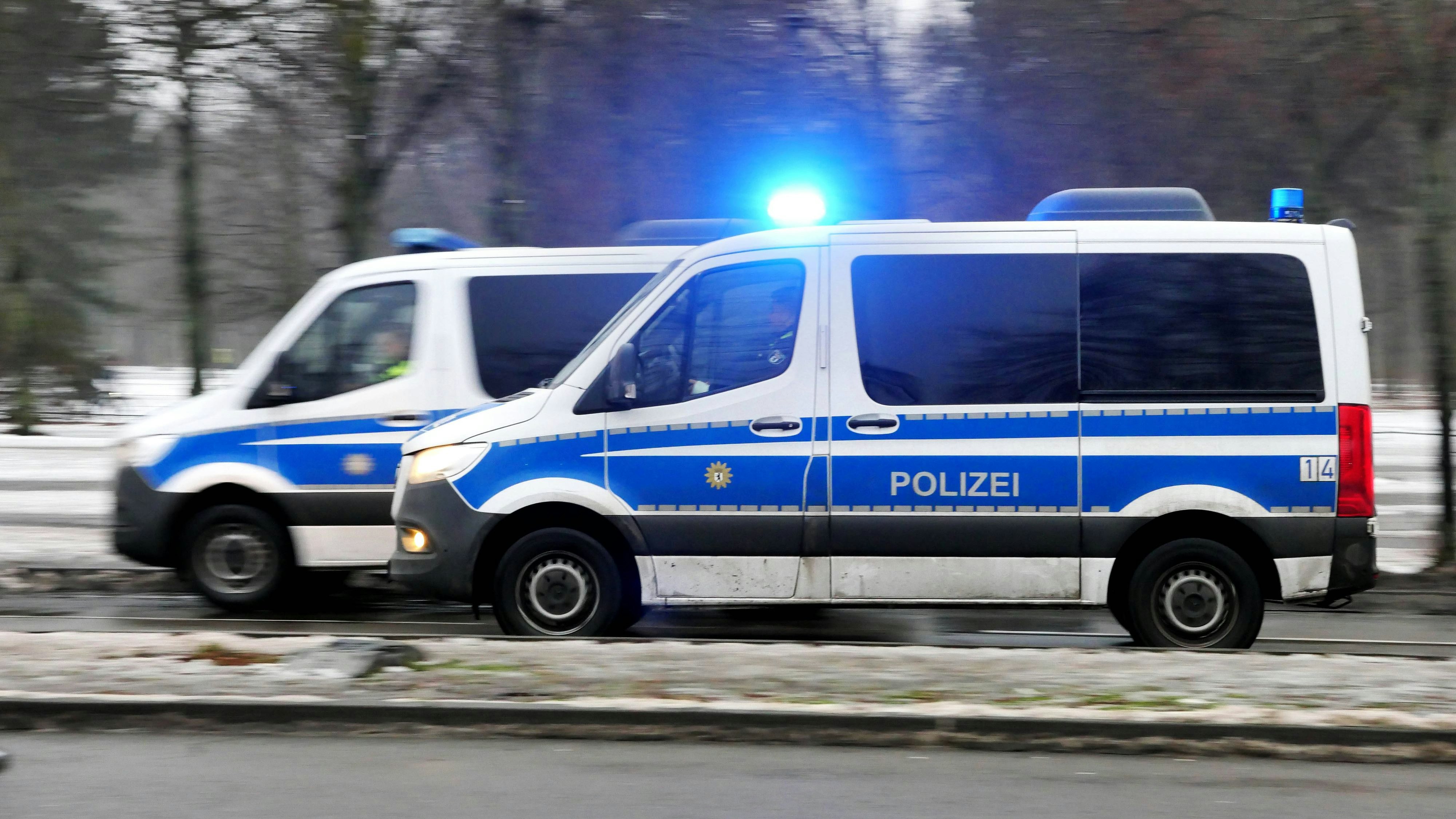 07.02.2026, Berlin - Deutschland. Die Polizei unterwegs im Einsatz. *** 07 02 2026, Berlin Germany Police on the move in action