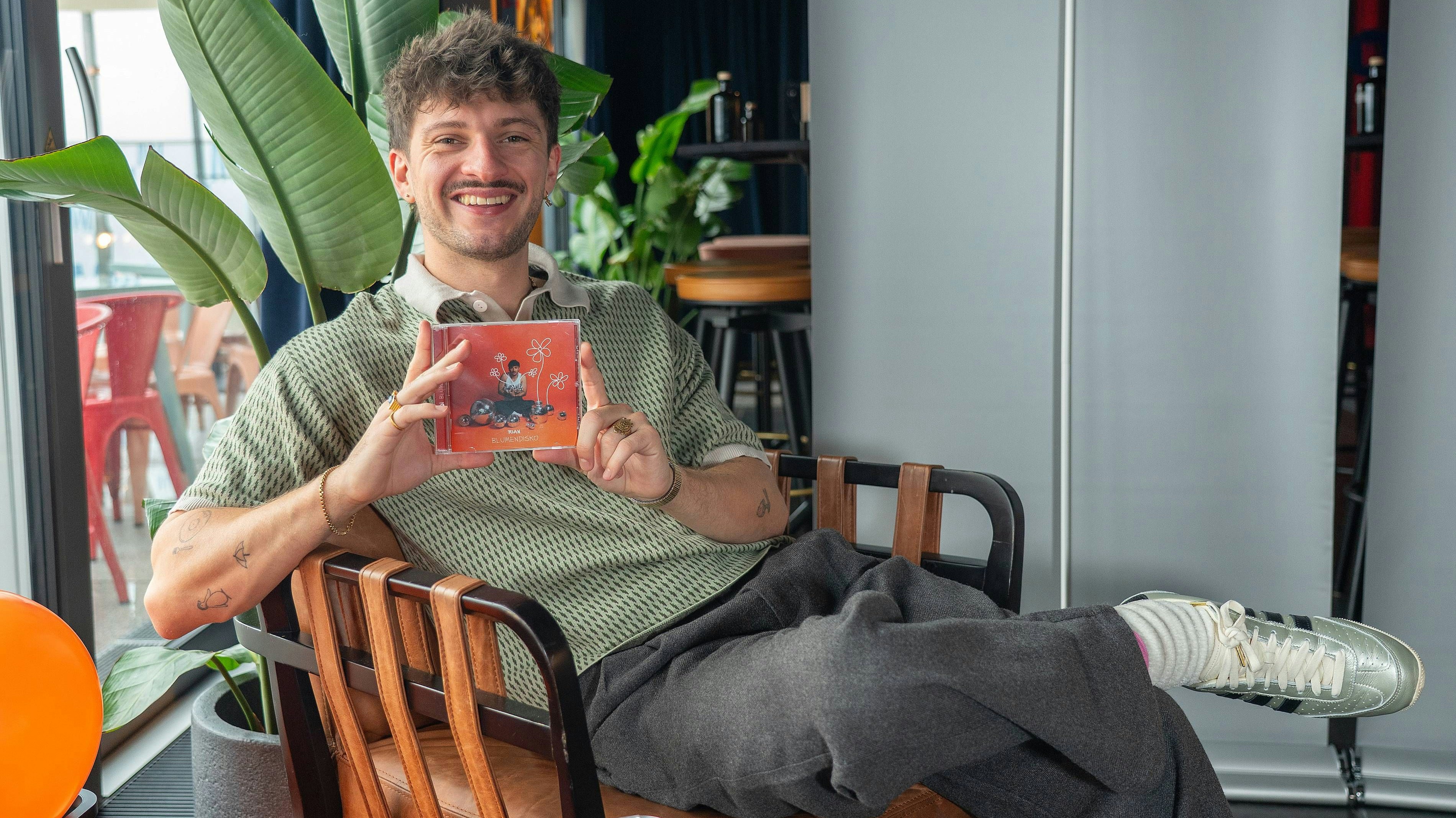 Stolz: Rian zeigt sein erstes Album "Blumendisko"