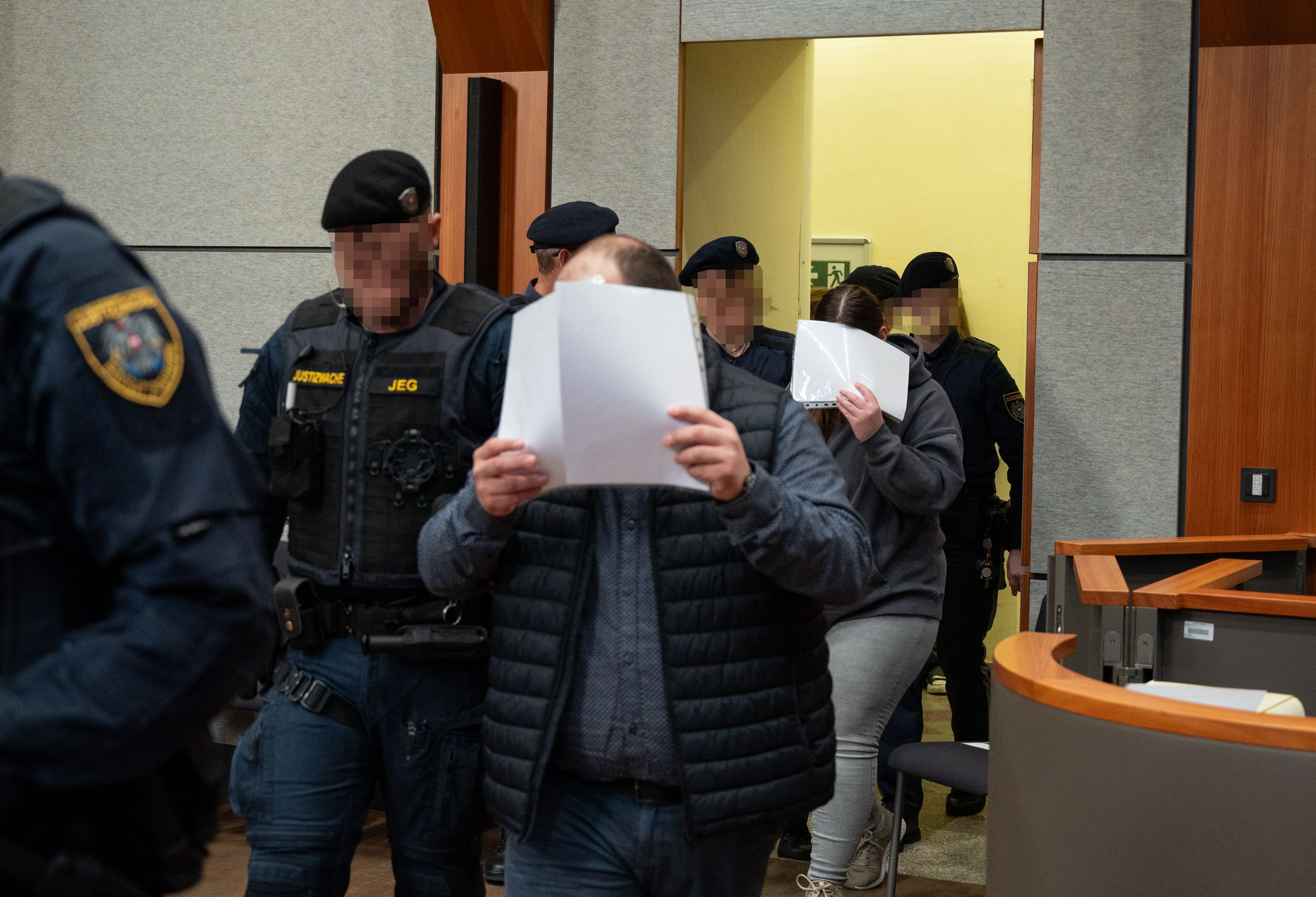 Die Eltern des Buben vor Gericht. Laut Gutachten gehe von ihr auch künftig eine Gefahr aus.