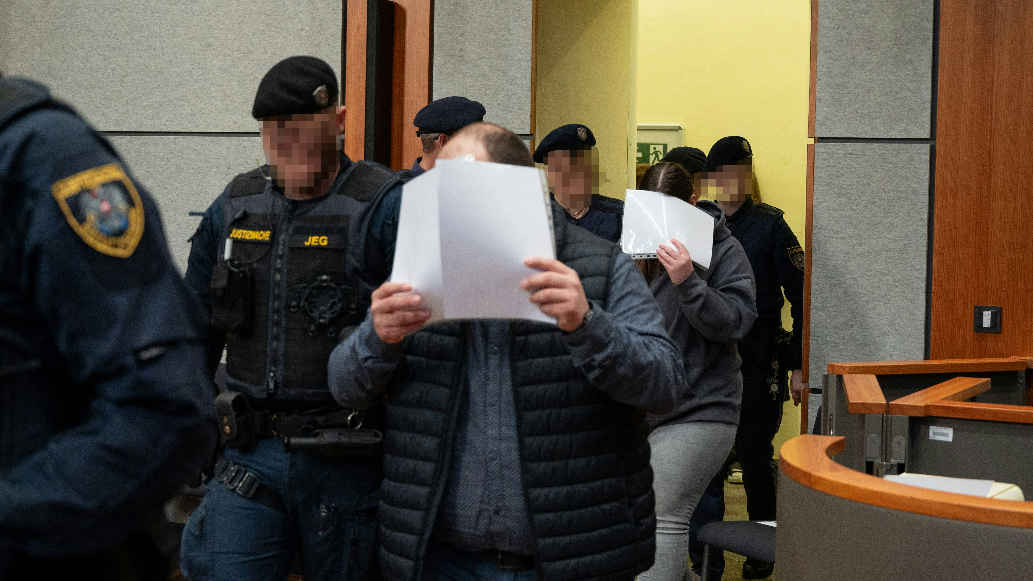 ABD0033_20260209 - INNSBRUCK - STERREICH: ZU APA0122 VOM 9.2.2026 - Im Fall eines im Mai 2024 aufgrund von massiver Unterernhrung im Tiroler Bezirk Kufstein verstorbenen dreijhrigen Buben hat am Montag, 9. Februar 2026, am Landesgericht Innsbruck der Prozess gegen die wegen Mordes, Qulens und Freiheitsentziehung angeklagten Eltern begonnen. Im Bild: Die angeklagten Eltern beim Betreten des Gerichtssaals. - FOTO: APA/ZEITUNGSFOTO.AT