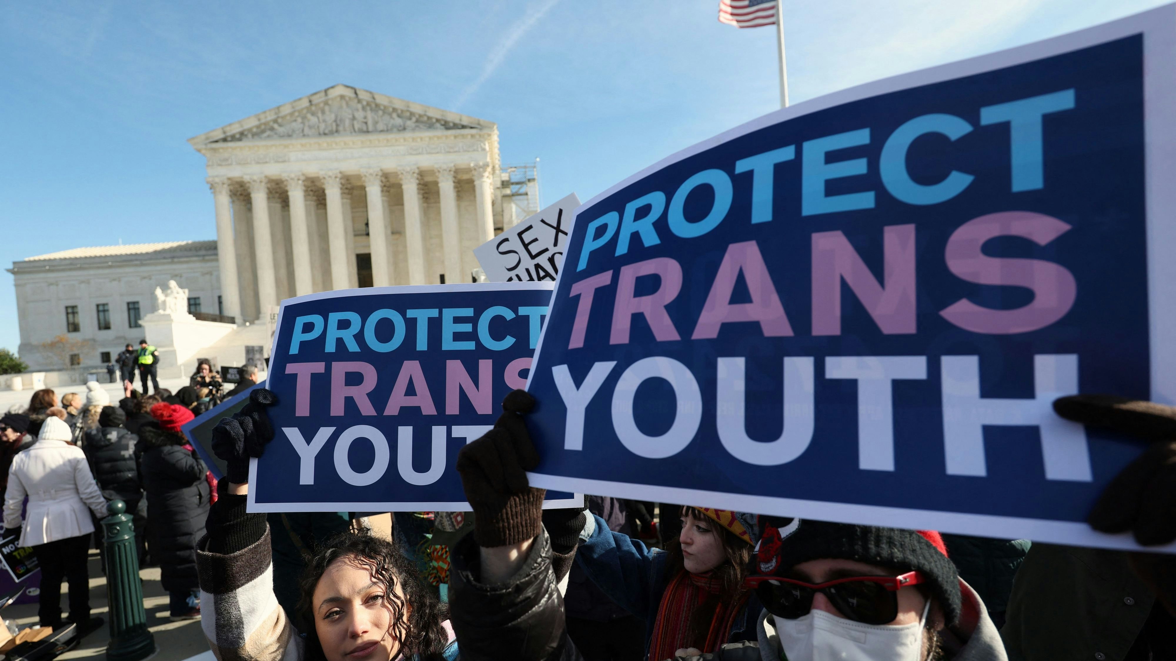 Der Oberste Gerichtshof der USA bestätigte im Juni 2025 ein Gesetz, das geschlechtsangleichende medizinische Behandlungen für Minderjährige verbietet