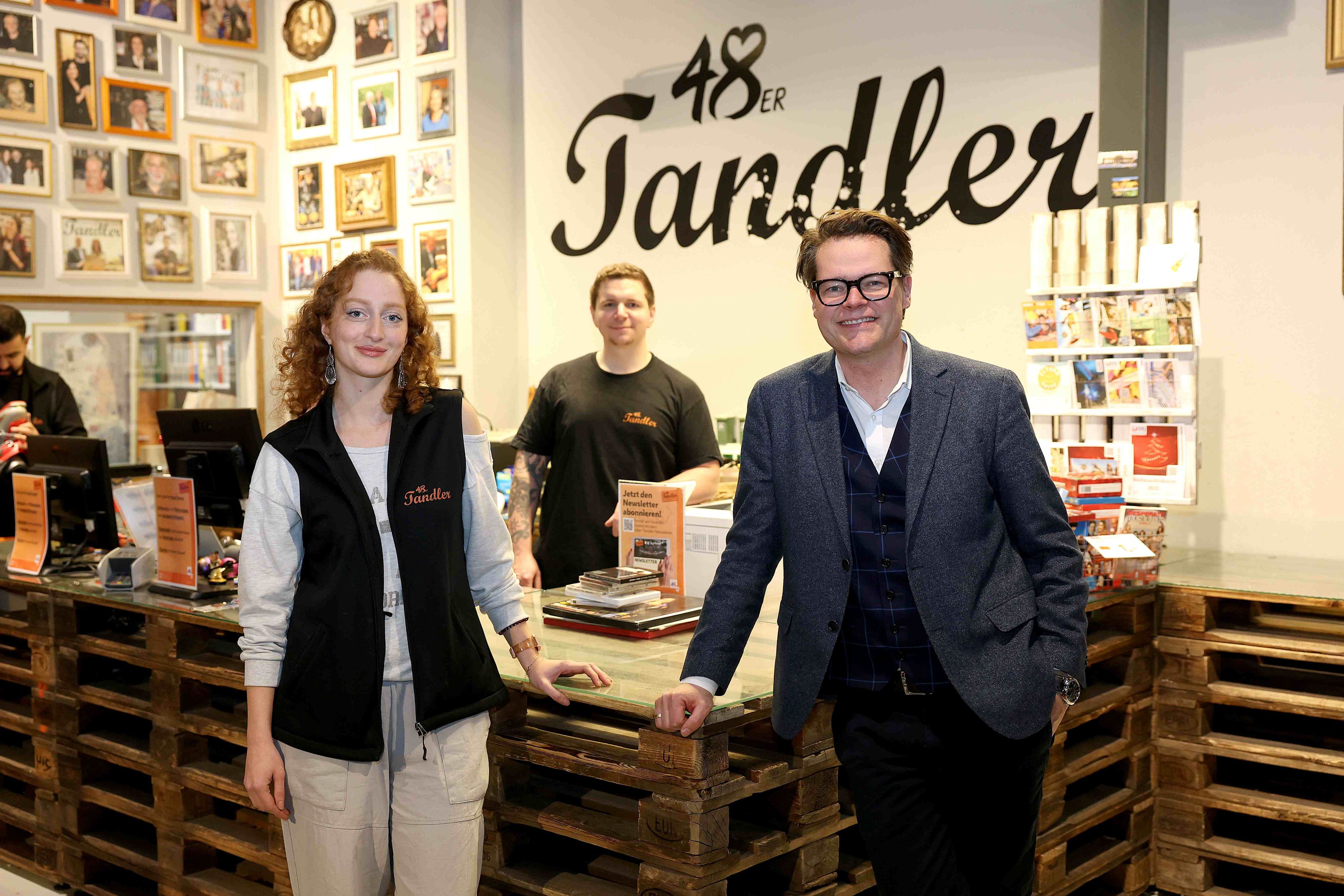 Laut Stadtrat Jürgen Czernohorszky (r.) wird das Reparatur-Service im 48er-Tandler sehr gut angenommen.