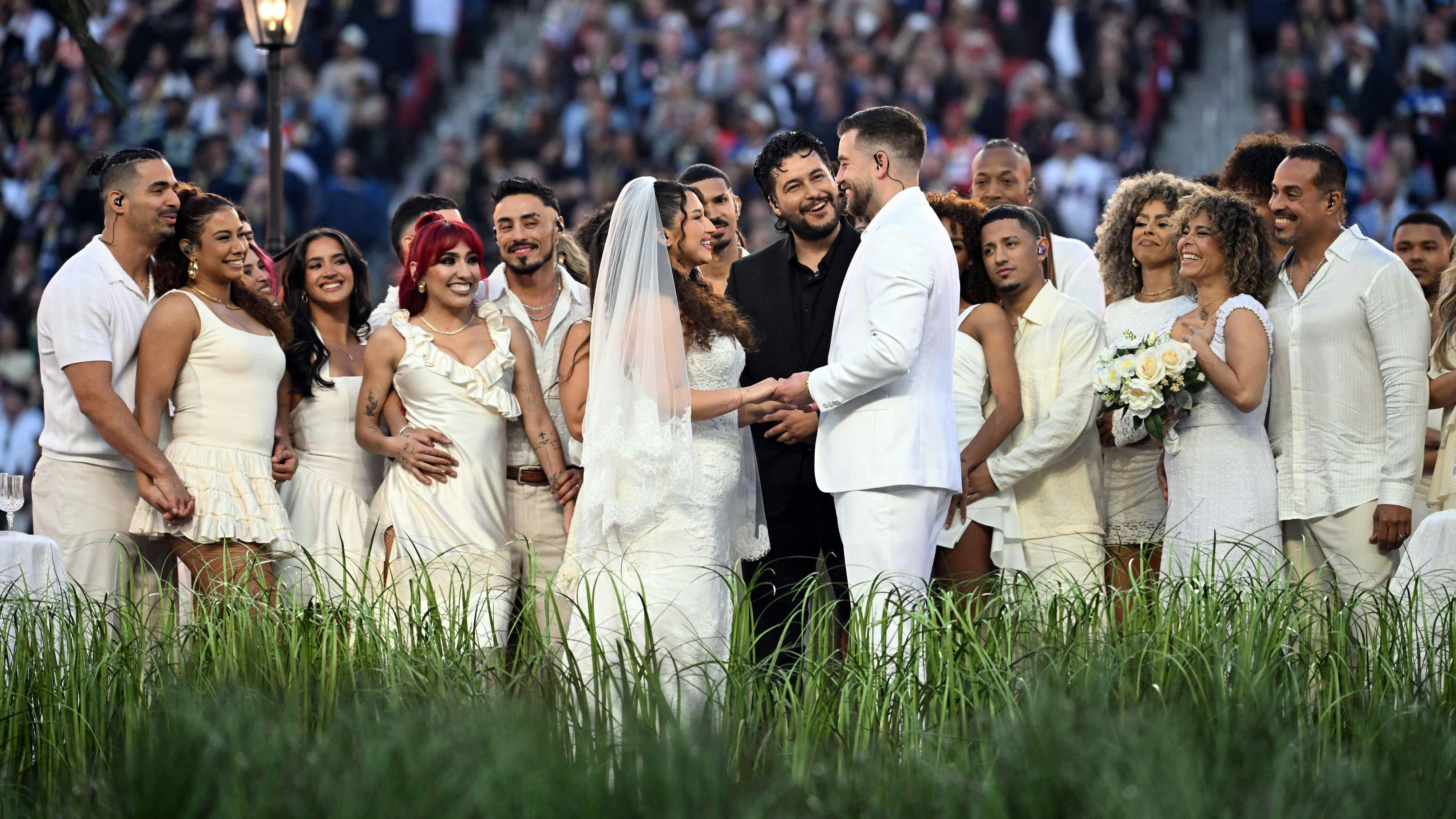  Paar heiratet in Halftime-Show