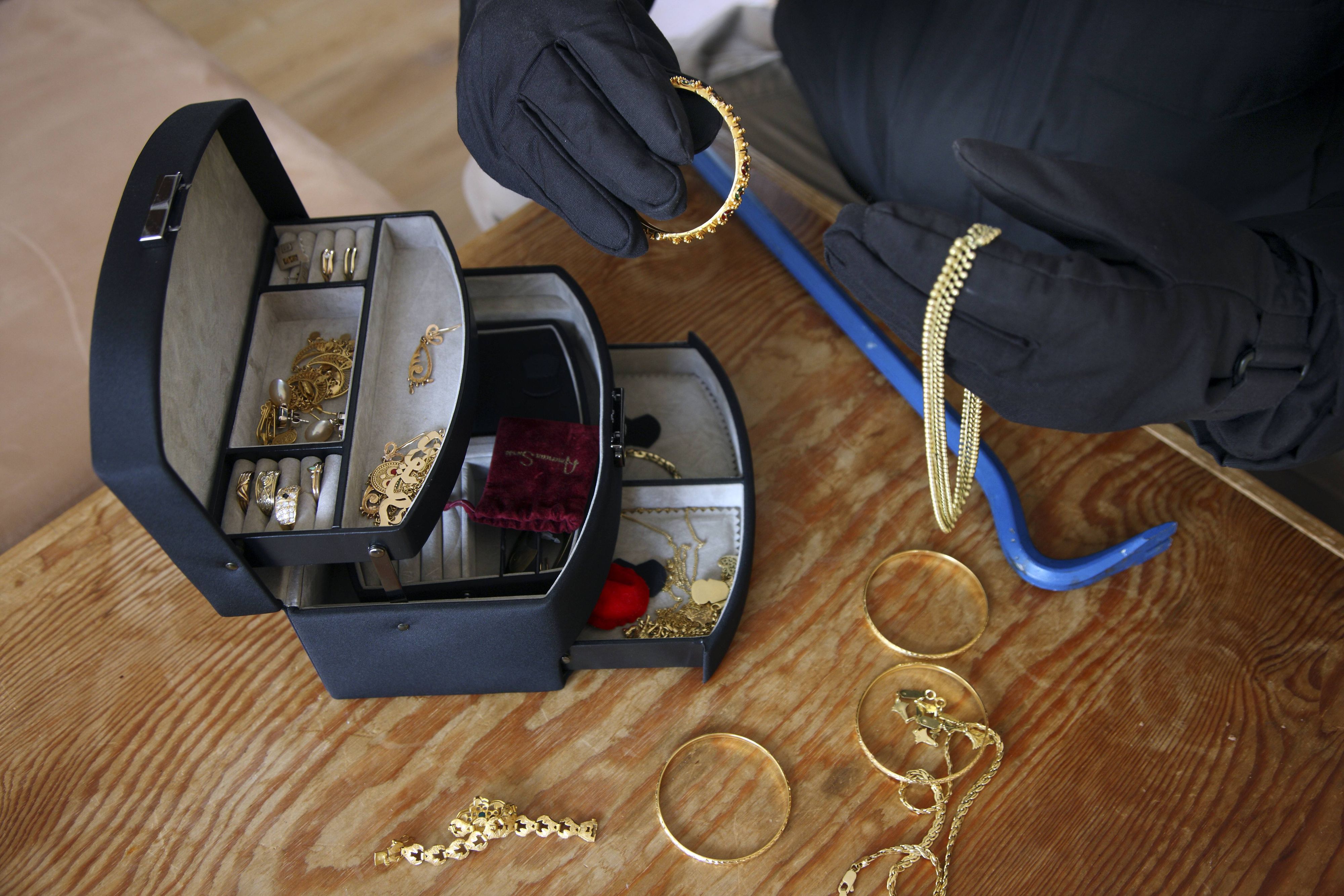 Die Frau soll Schmuck und Gold im Wert von mehreren Zehntausend Euro gestohlen haben. (Symbolbild)