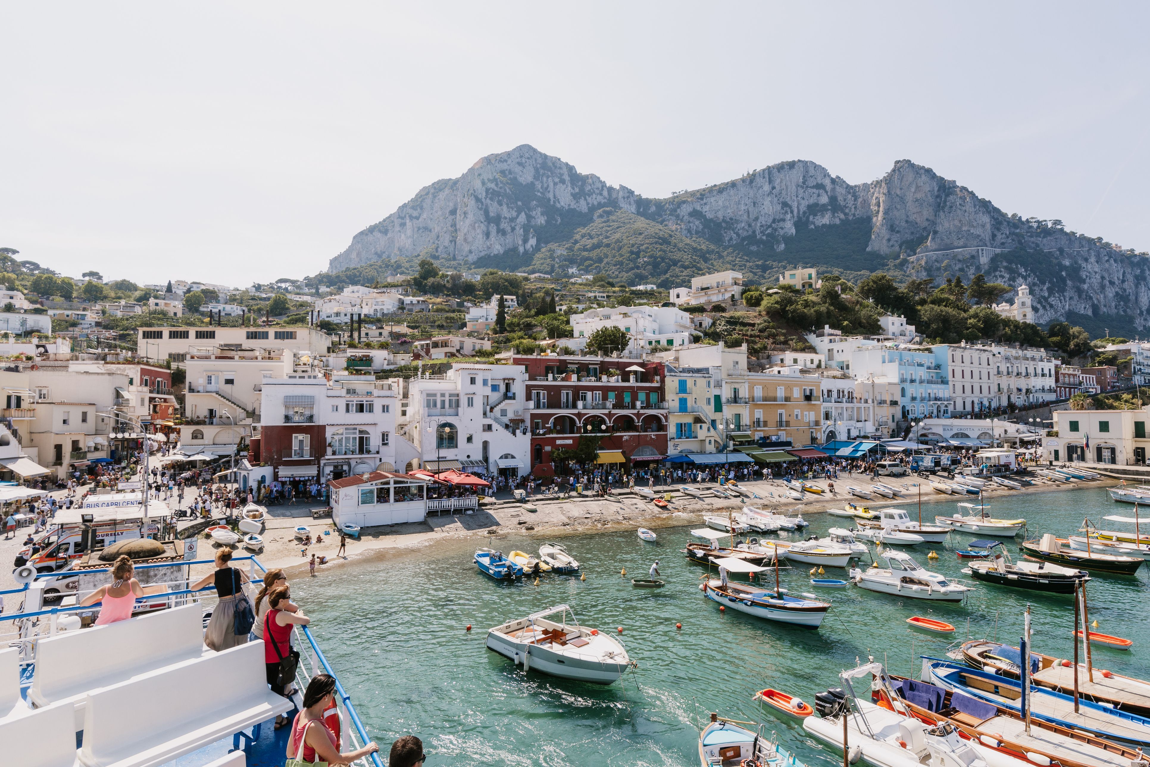 Capri hat genug von gigantischen Touristsengruppen.
