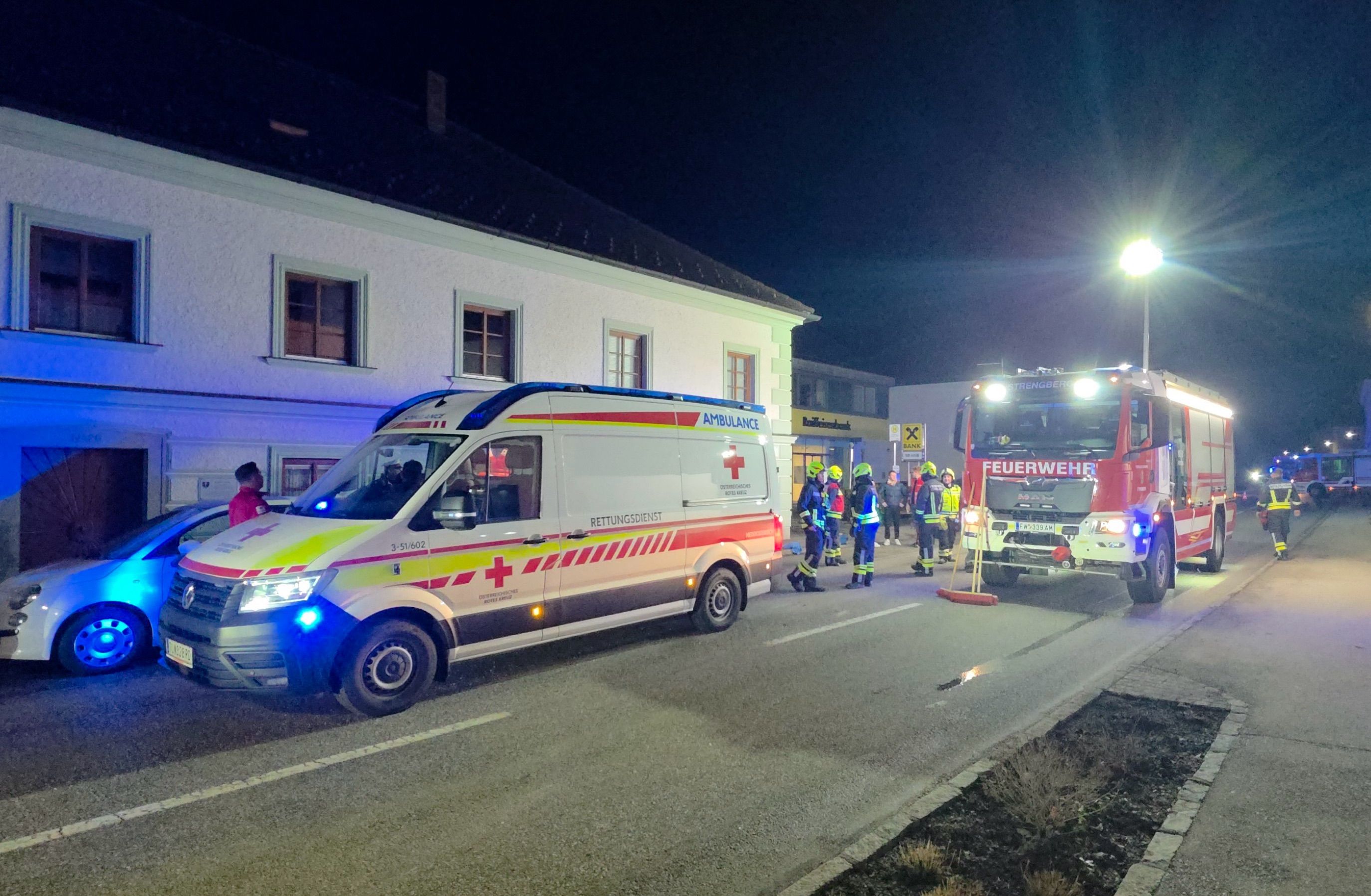 Pkw-Überschlag in Strengberg: Einsatzkräfte vor Ort