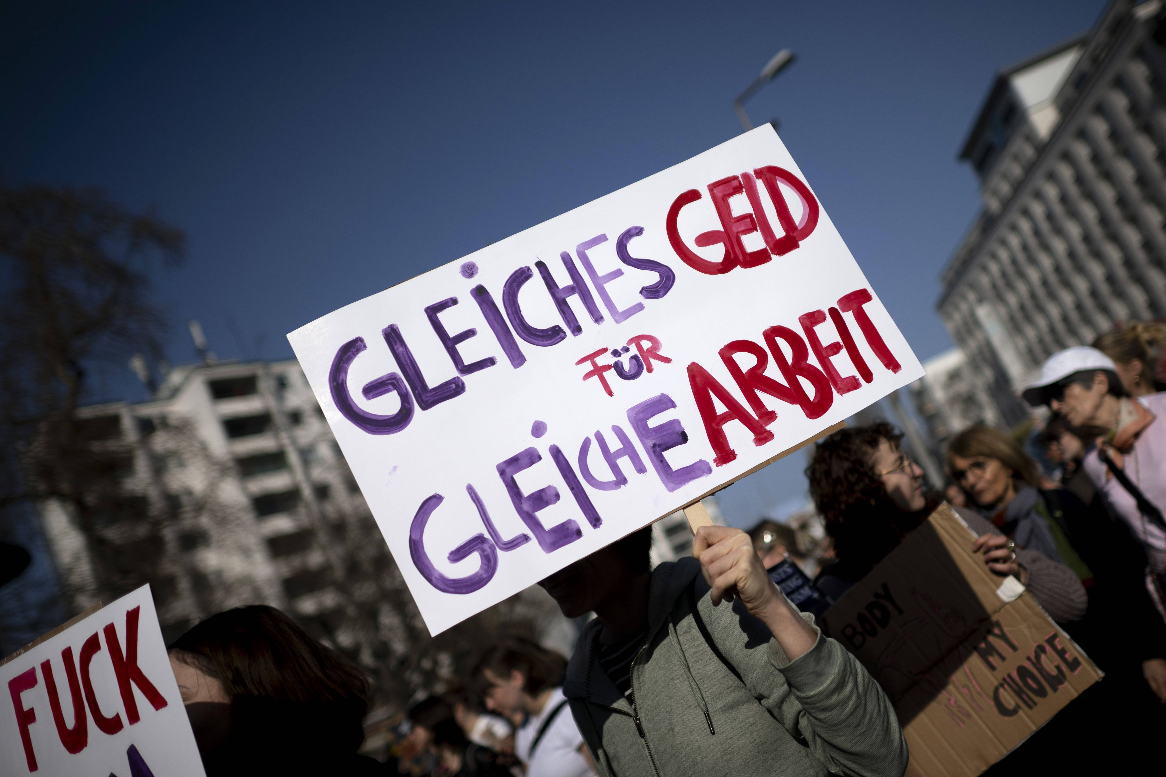 Am Internationalen Frauentag (8. März) demonstrierten viele für eine gleiche Bezahlung von Frauen und Männern. Frauen verdienen immer noch sehr viel weniger als Männer