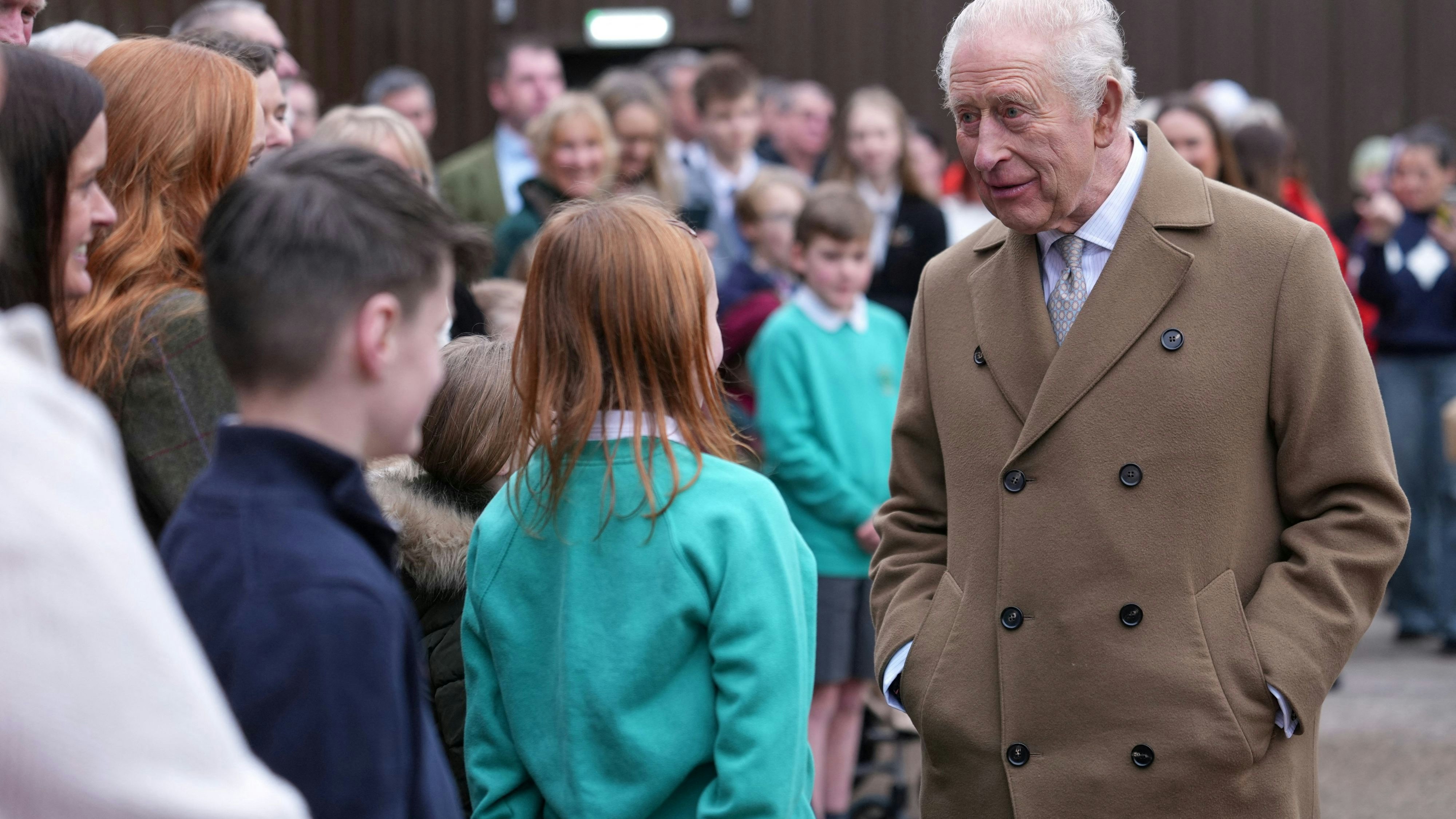 Der britische König, Charles III., zeigt sich "besorgt" über die Verwicklung seines Bruders Andrew in den Fall Epstein. 