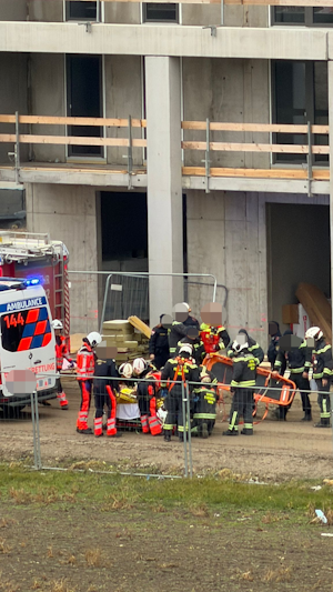 Auf einer Baustelle in der Wiener Donaustadt kam es zum Zwischenfall. Im Zuge von Arbeiten wurde ein Mann eingeklemmt und erlitt Verletzungen.