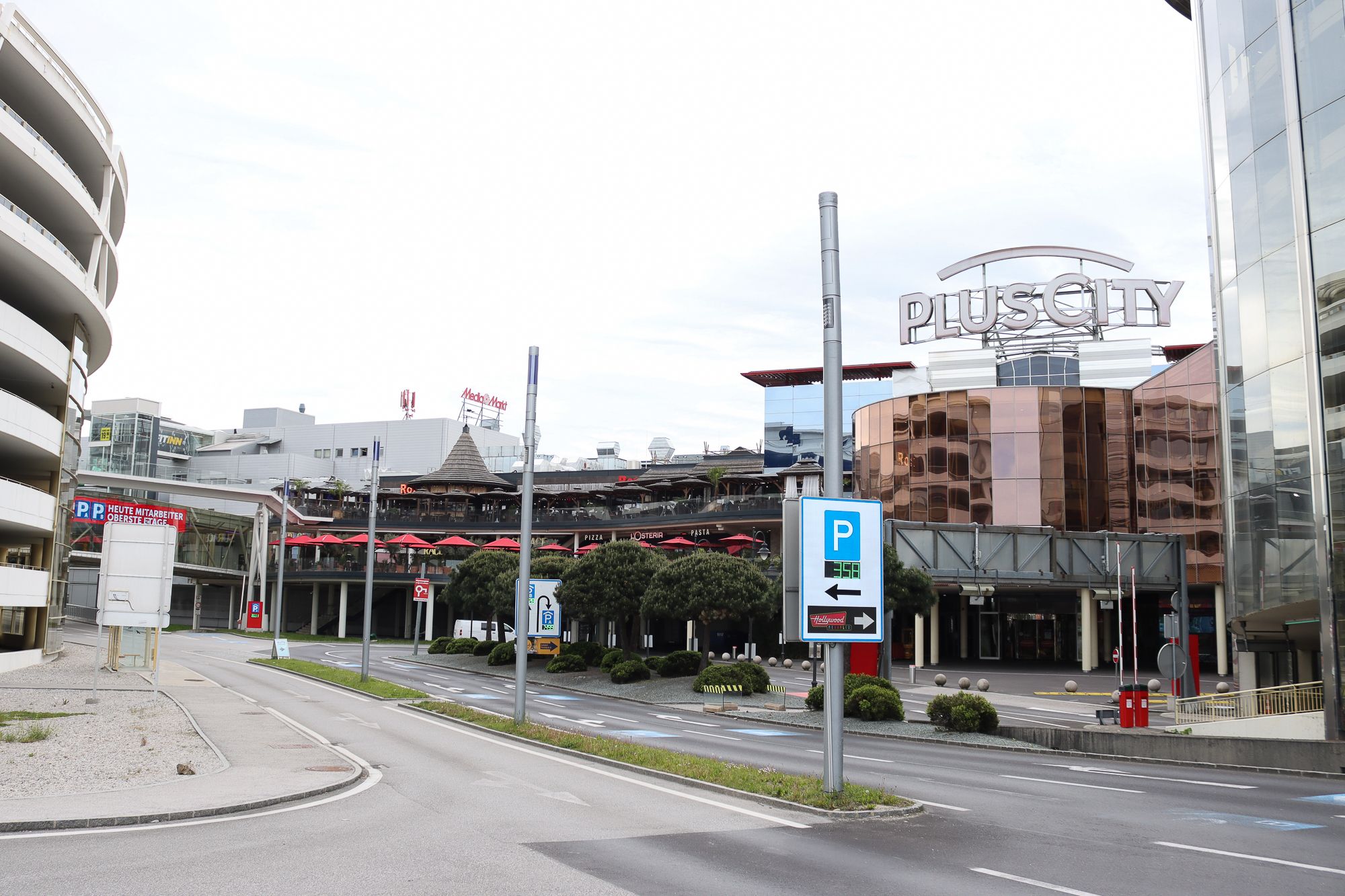 Die Burschen fuhren durch das Parkhaus der Plus City.