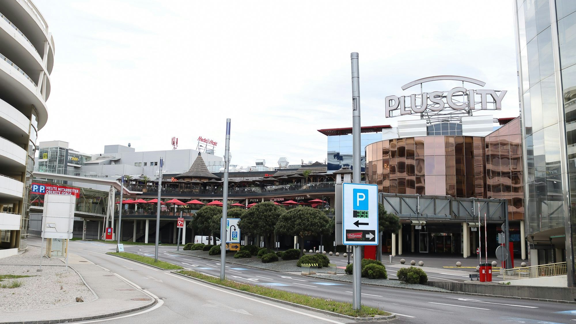 Die Burschen fuhren durch das Parkhaus der Plus City.