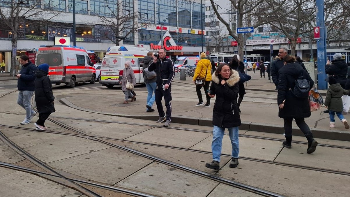 Chaos nach Bim-Crash beim Bahnhof Floridsdorf in Wien. 