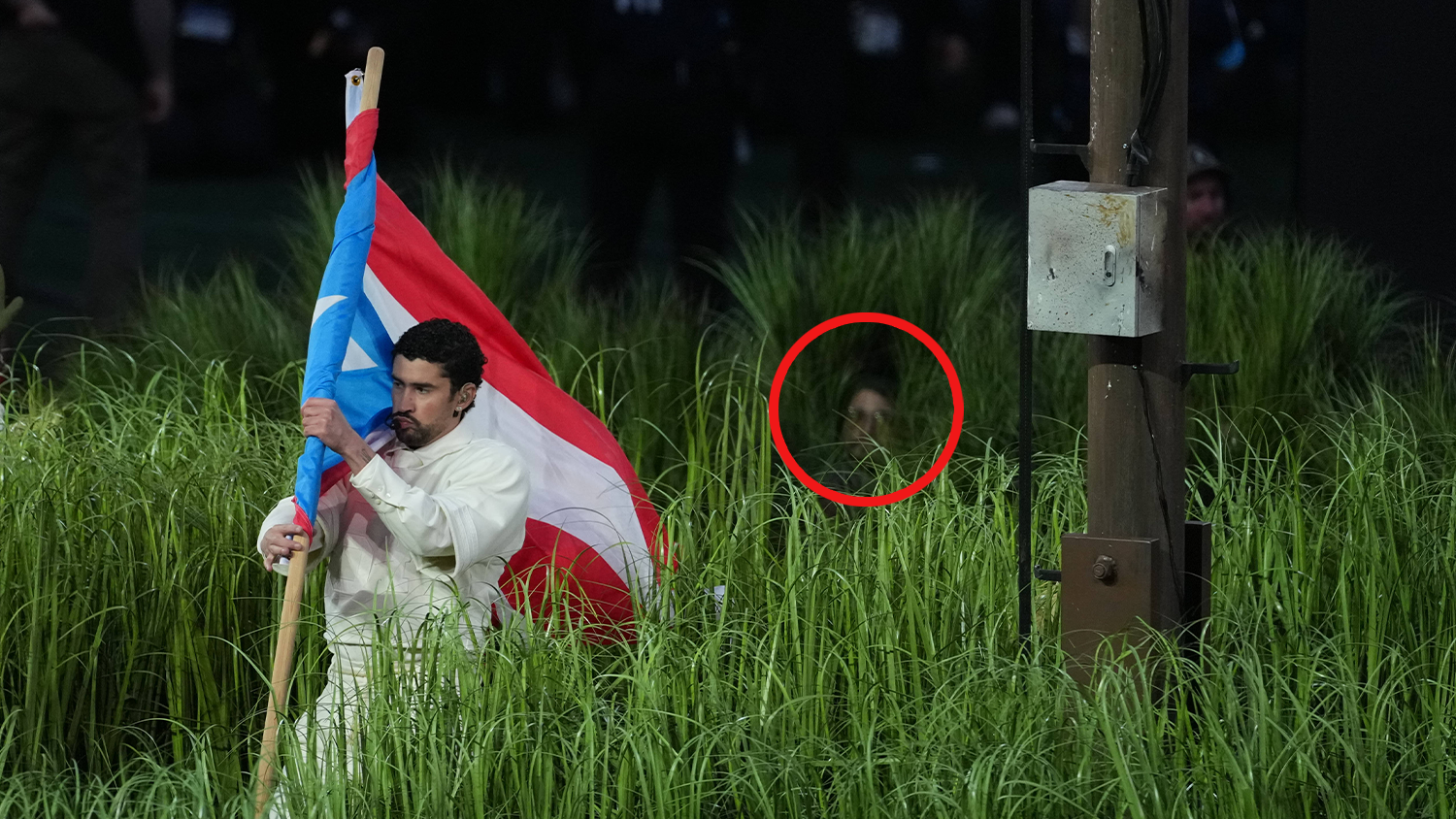 Beim genaueren Hinsehen fällt die eine oder andere Person im Gras auf.