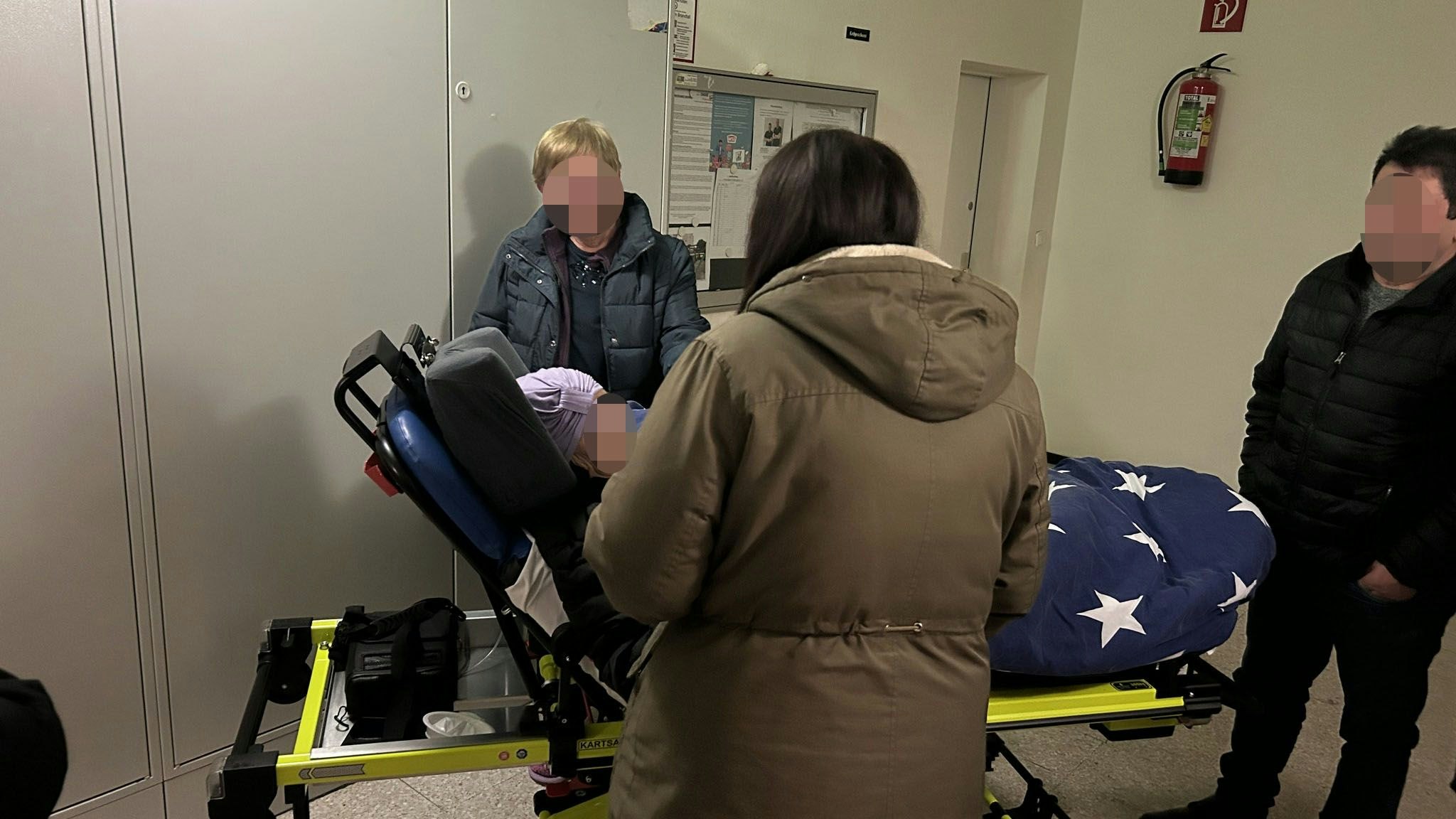 Ein rührendes Wiedersehen: die todkranke Frau und ihre Angehörigen