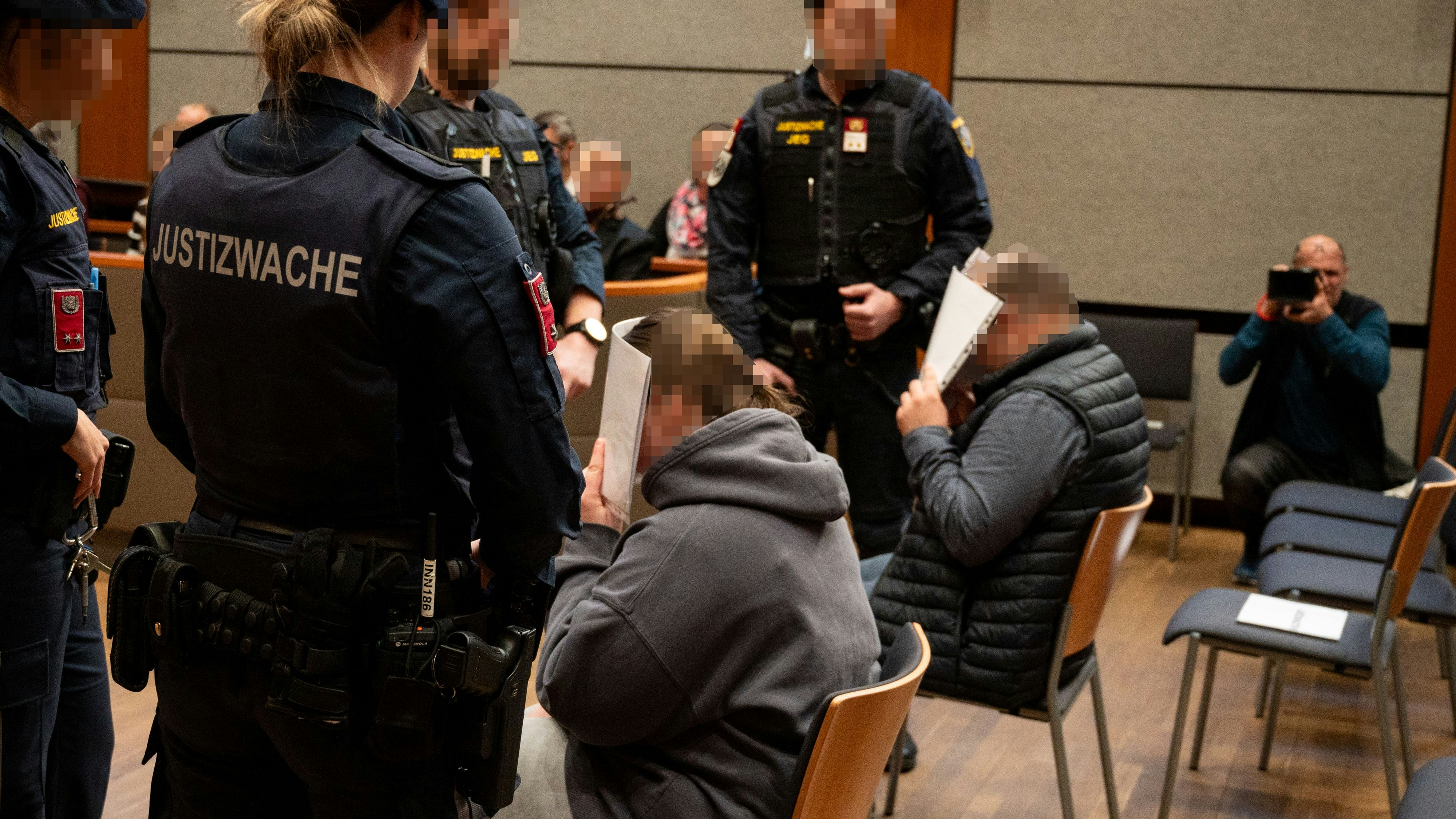 ABD0034_20260209 - INNSBRUCK - STERREICH: ZU APA0122 VOM 9.2.2026 - Im Fall eines im Mai 2024 aufgrund von massiver Unterernhrung im Tiroler Bezirk Kufstein verstorbenen dreijhrigen Buben hat am Montag, 9. Februar 2026, am Landesgericht Innsbruck der Prozess gegen die wegen Mordes, Qulens und Freiheitsentziehung angeklagten Eltern begonnen. Im Bild: Die angeklagten Eltern im Gerichtssaal. - FOTO: APA/ZEITUNGSFOTO.AT