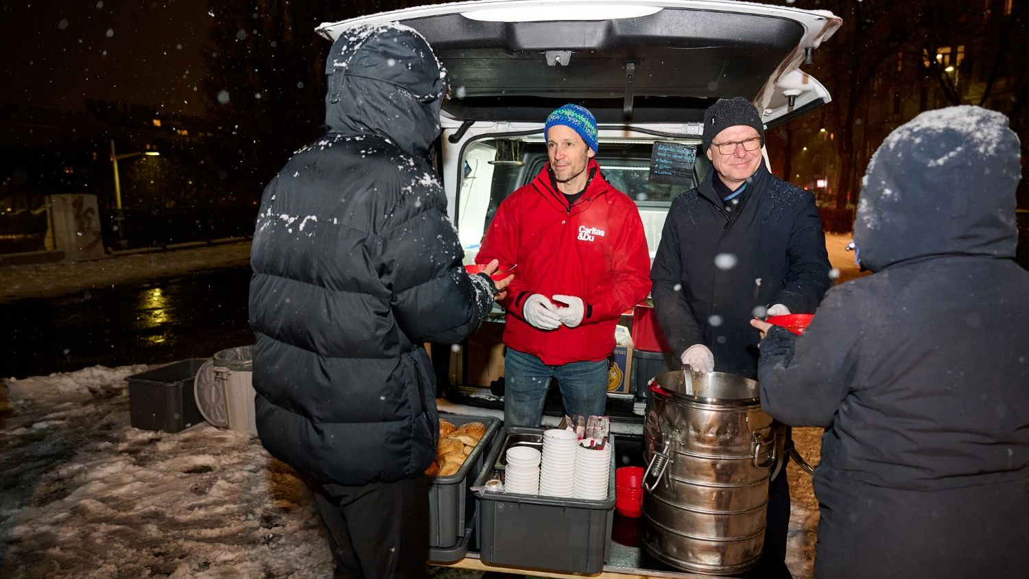 Klaus Schwertner (Caritas Wien) und Rudolf Schrefl (Drei) verteilen gemeinsam heiße Suppe.