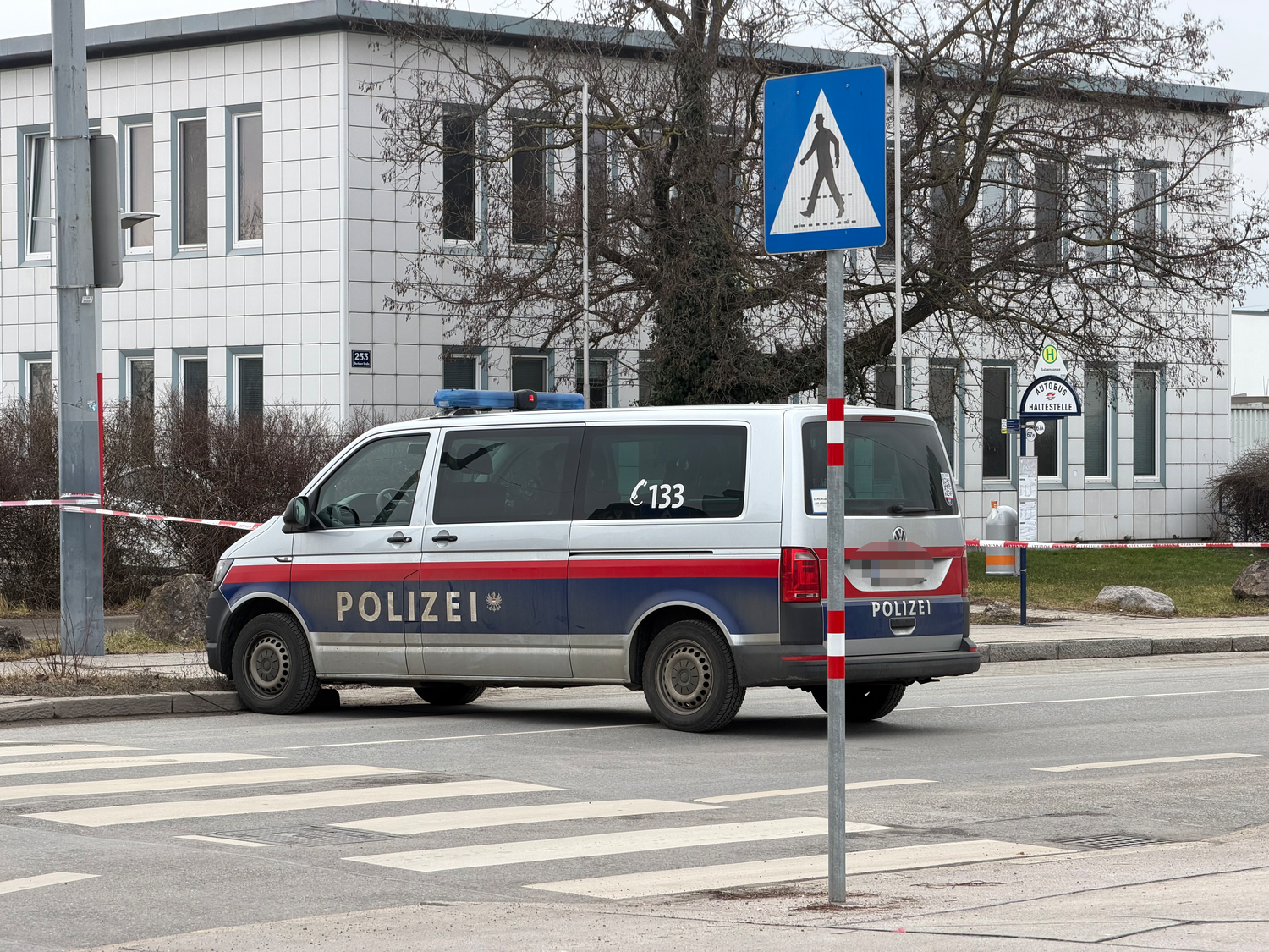 Die Oberlaaer Straße ist derzeit aufgrund eines Großeinsatzes abgeriegelt.