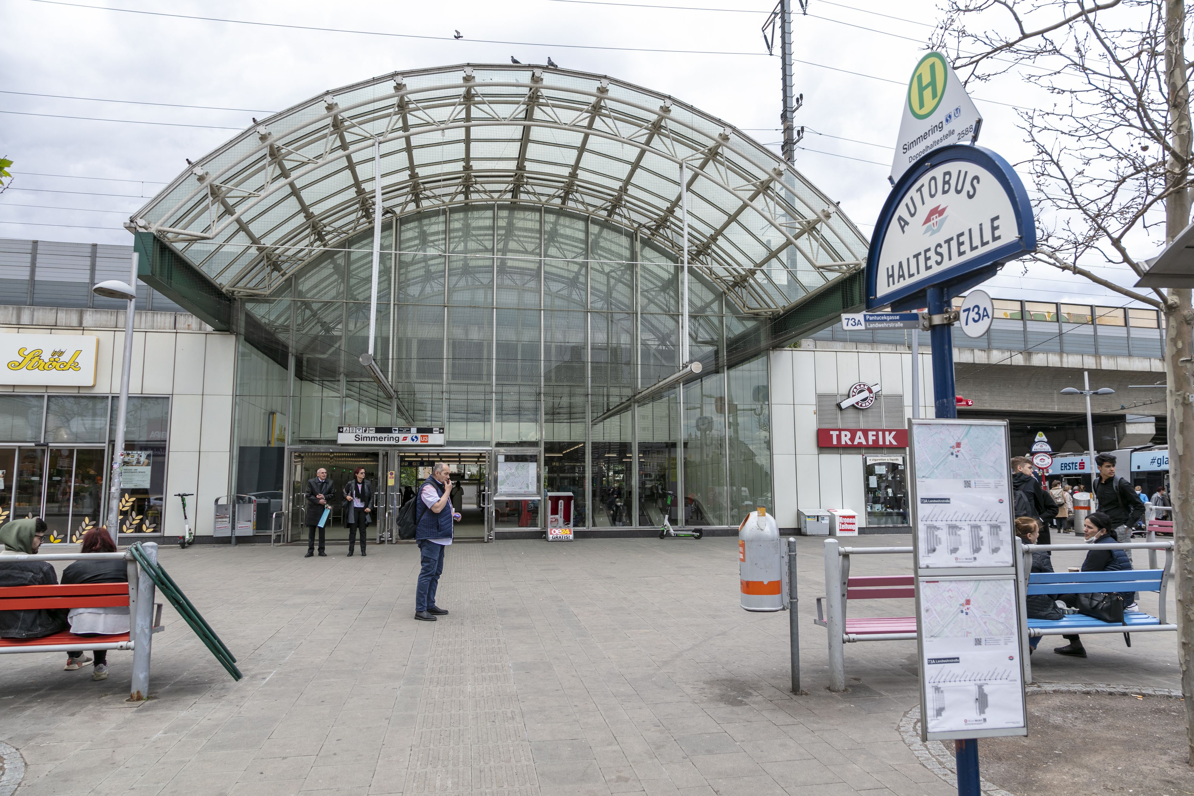 Der Vorplatz der U3-Station Simmering wird grüner.