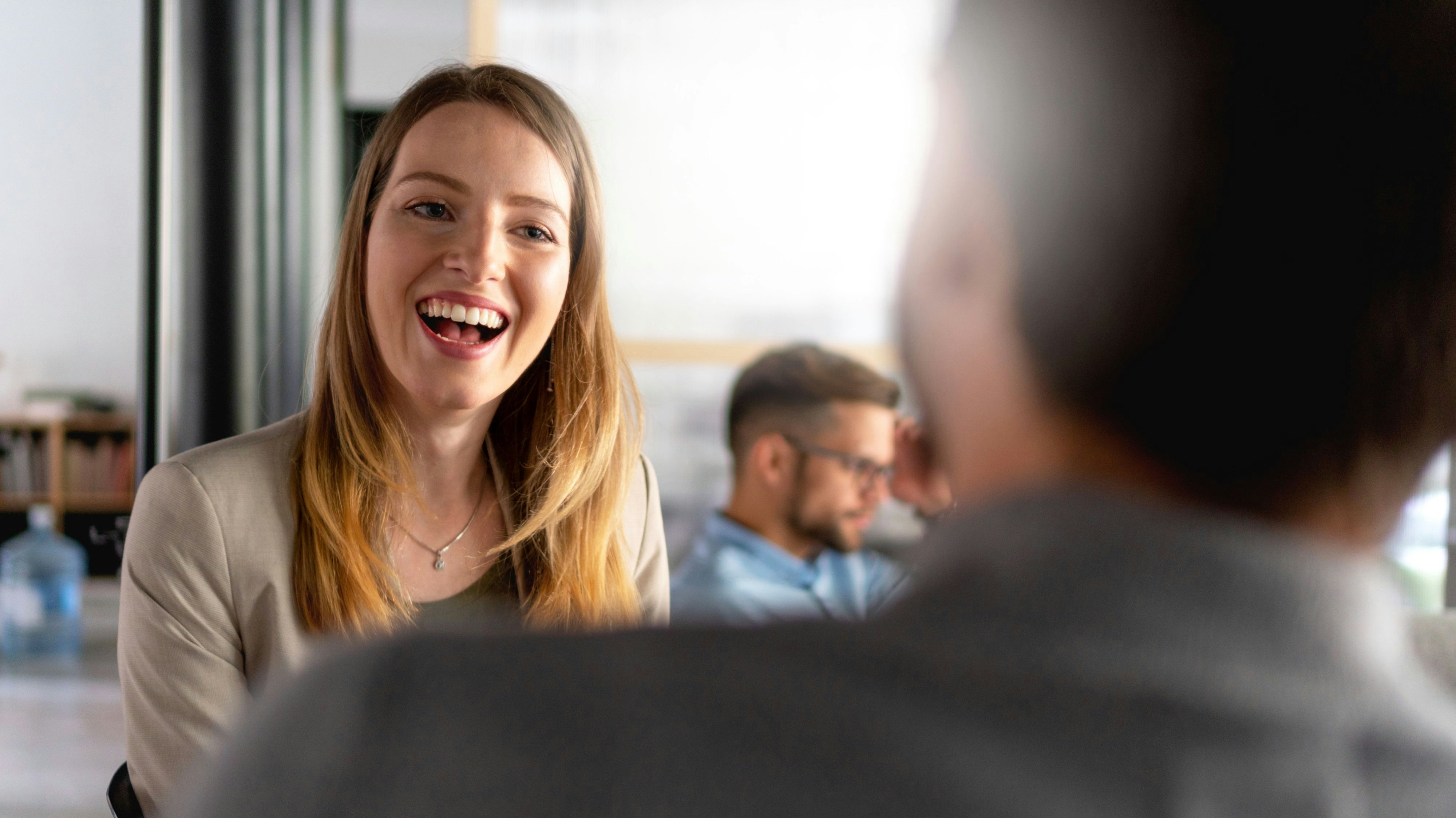 Junge Frau am Reden...