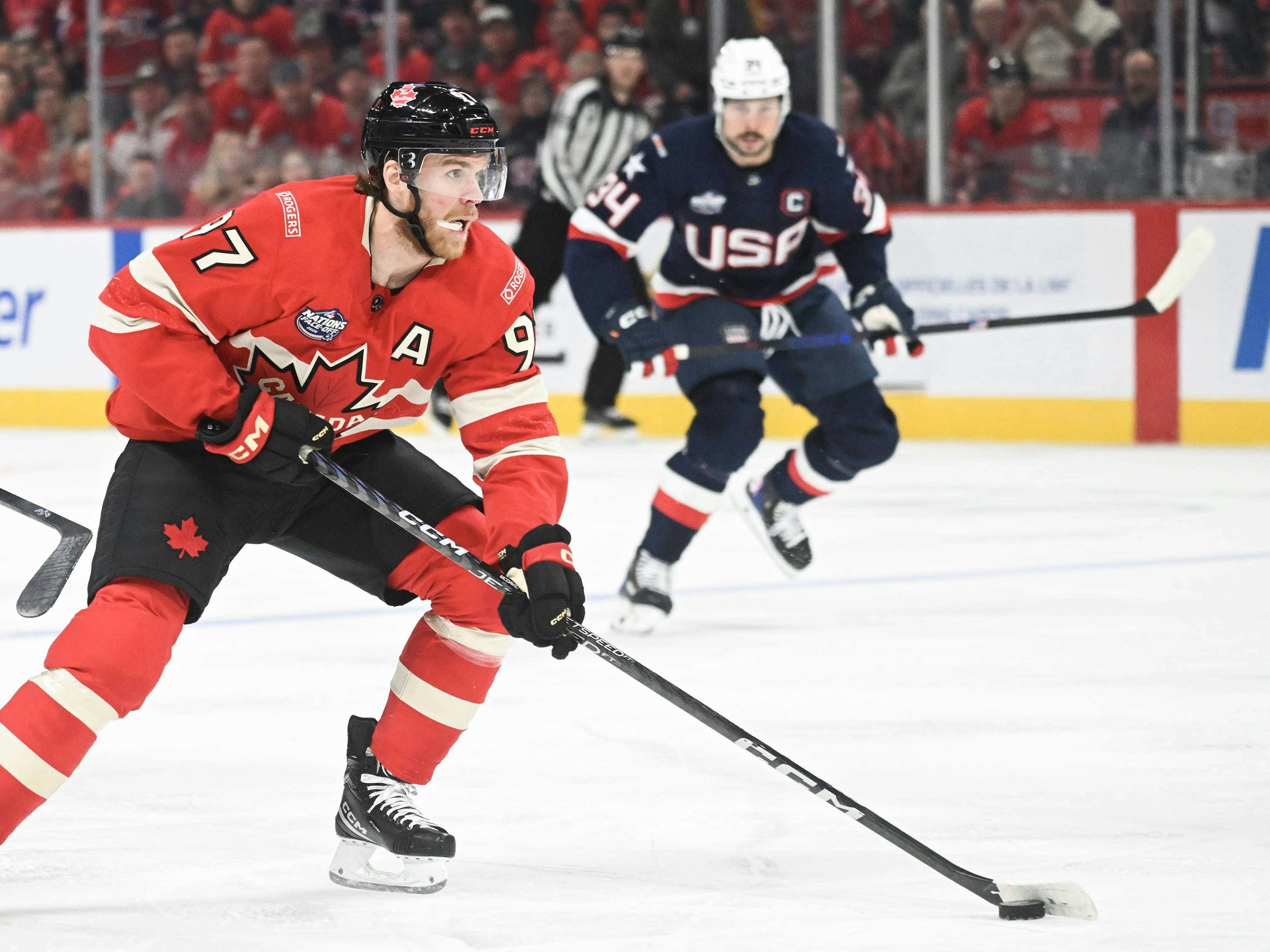 Connor McDavid von den Edmonton Oilers gilt als bester Eishockeyspieler der Welt. Im Hintergrund: Toronto-Star Auston Matthews als "Captain America" der USA.