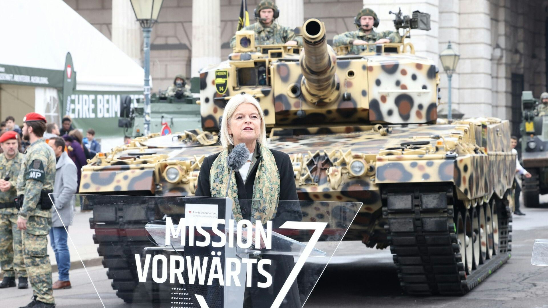 Verteidigungsministerin Klaudia Tanner drückt bei der kolportierten Heeres-Reform aufs Tempo. 