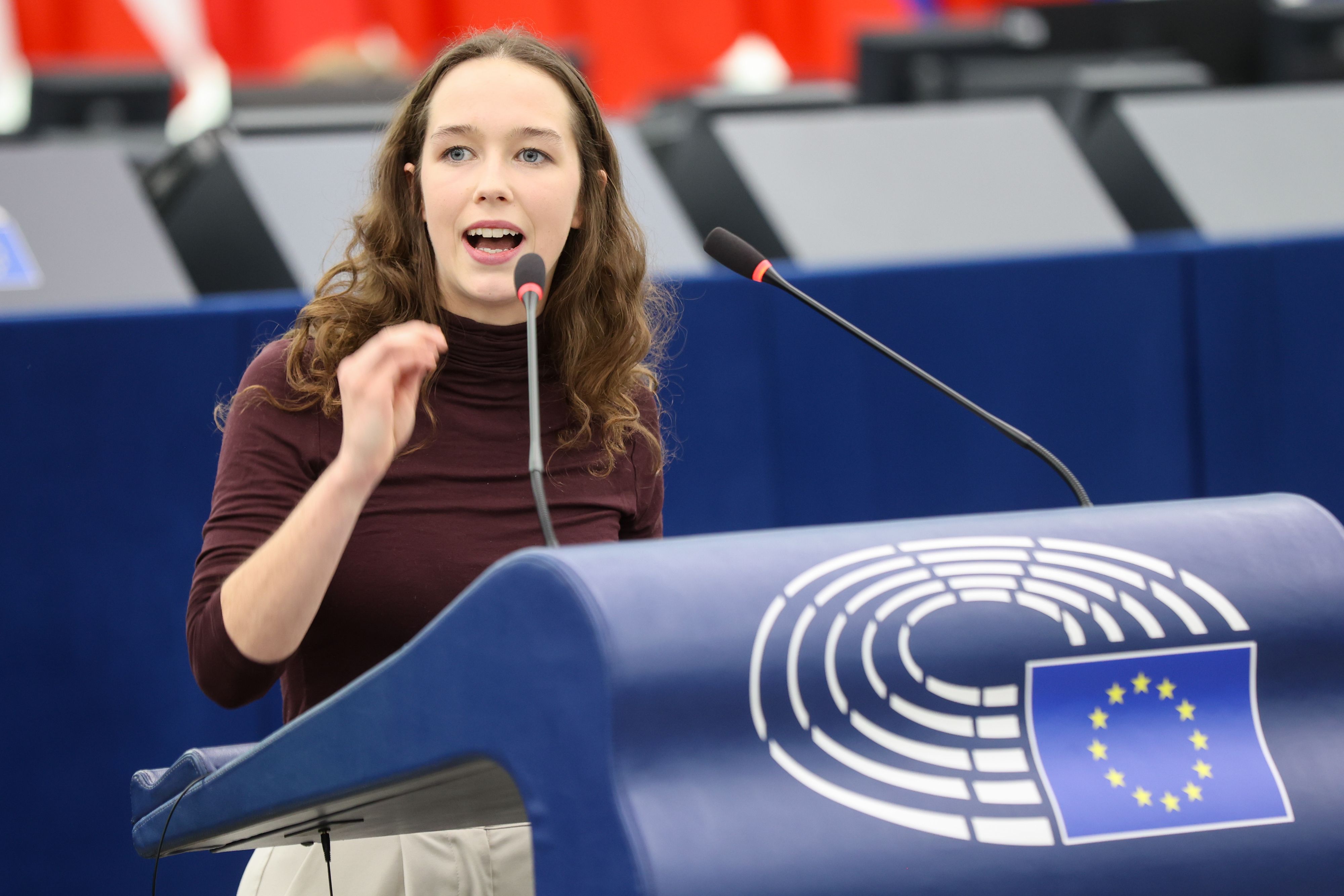 EU-Parlamentarierin Lena Schilling feiert das EU-Klimaziel bis 2040.