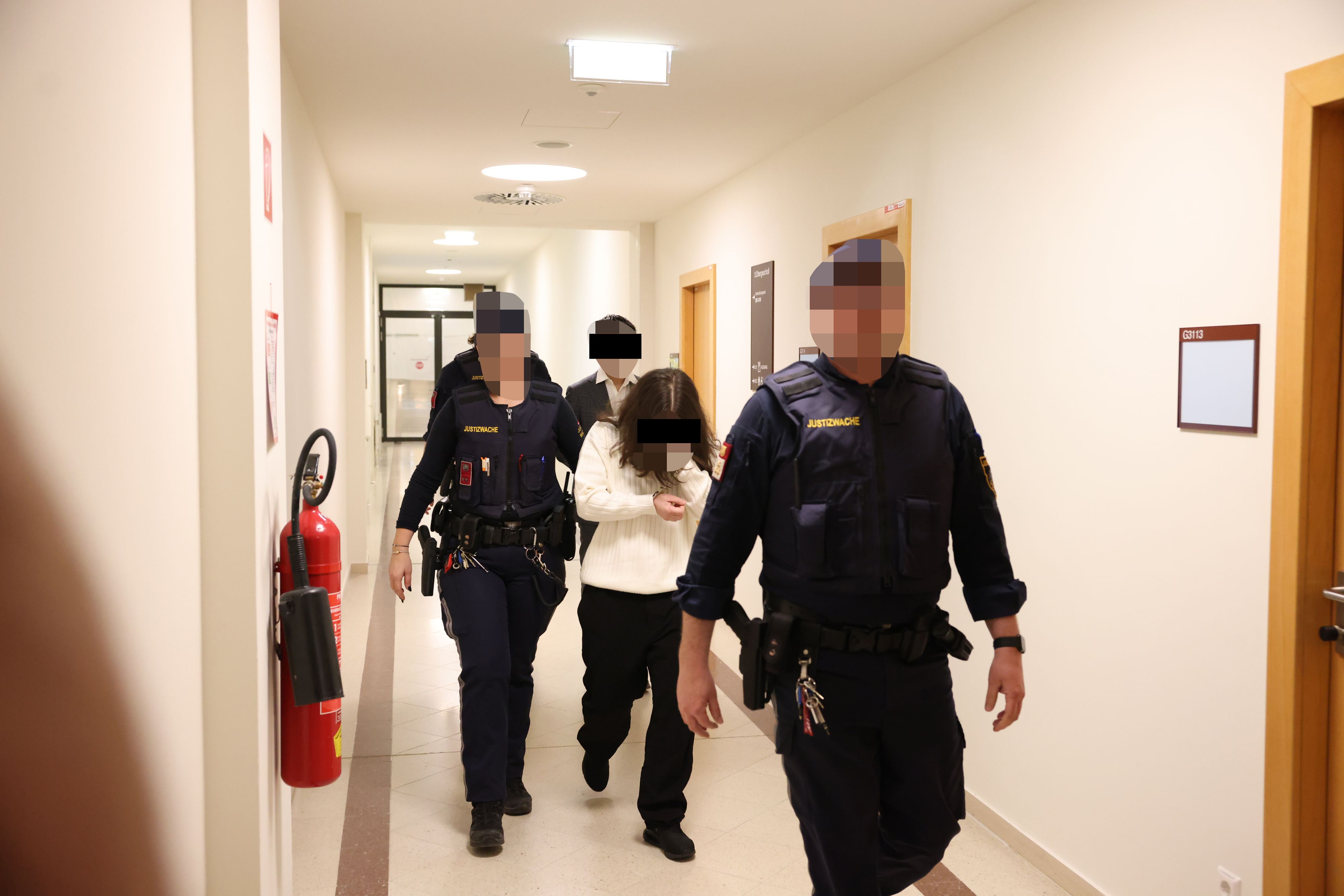 Die Teenager (15, 15, 17 Jahre) auf dem Weg in den Gerichtssaal in Wien.