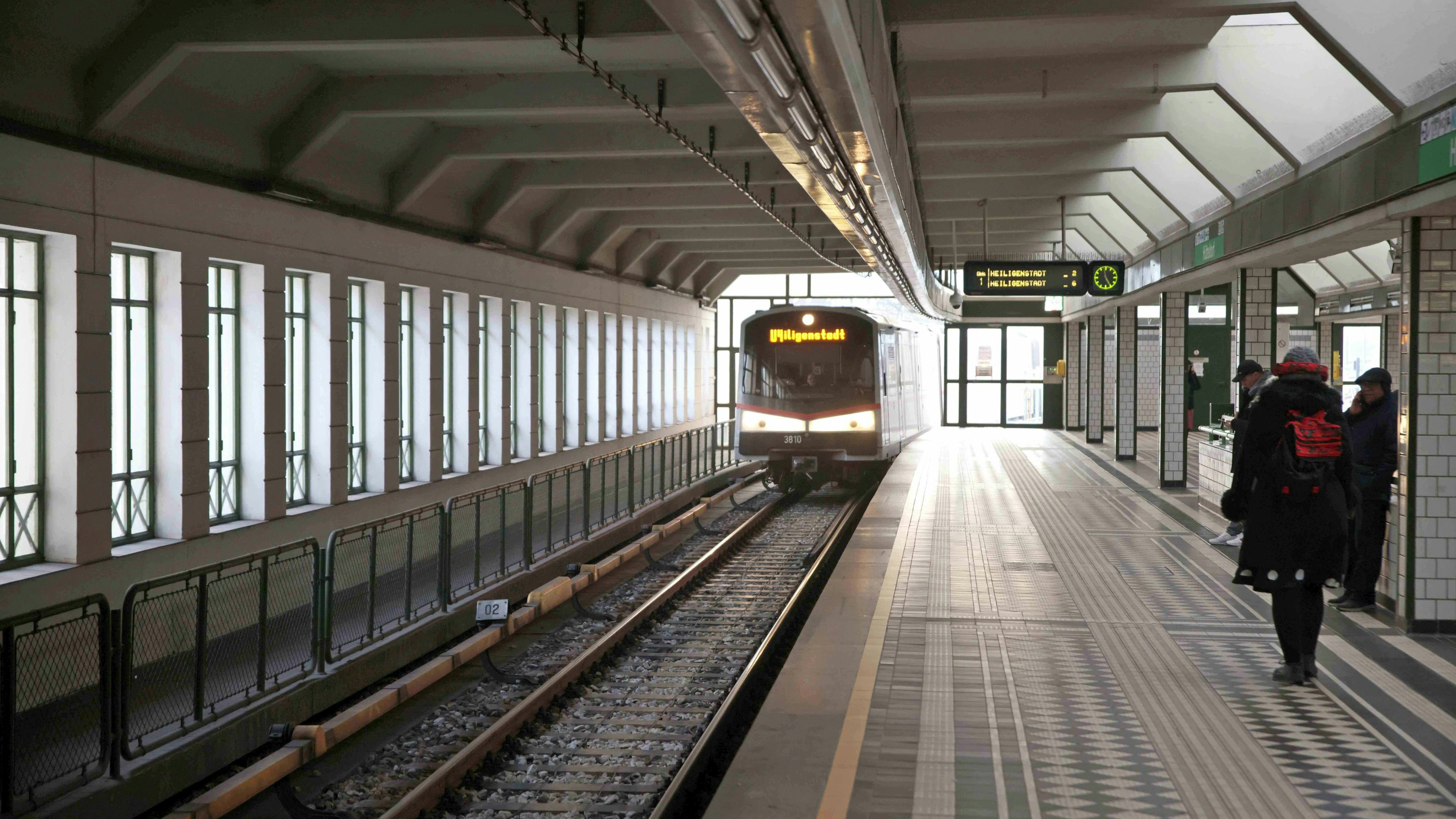 Unbekannte haben in Wien Mistkübel auf die Zuggleise geworfen. (Symbolbild)