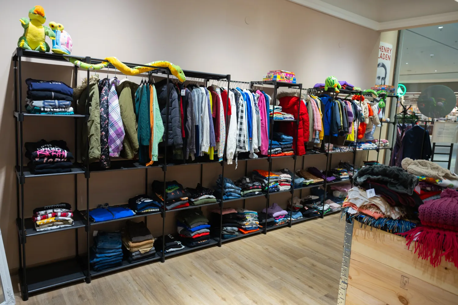 Im Henry-Laden gibt ausgewählte Second-Hand-Kleidung für Damen, Herren und Kinder.