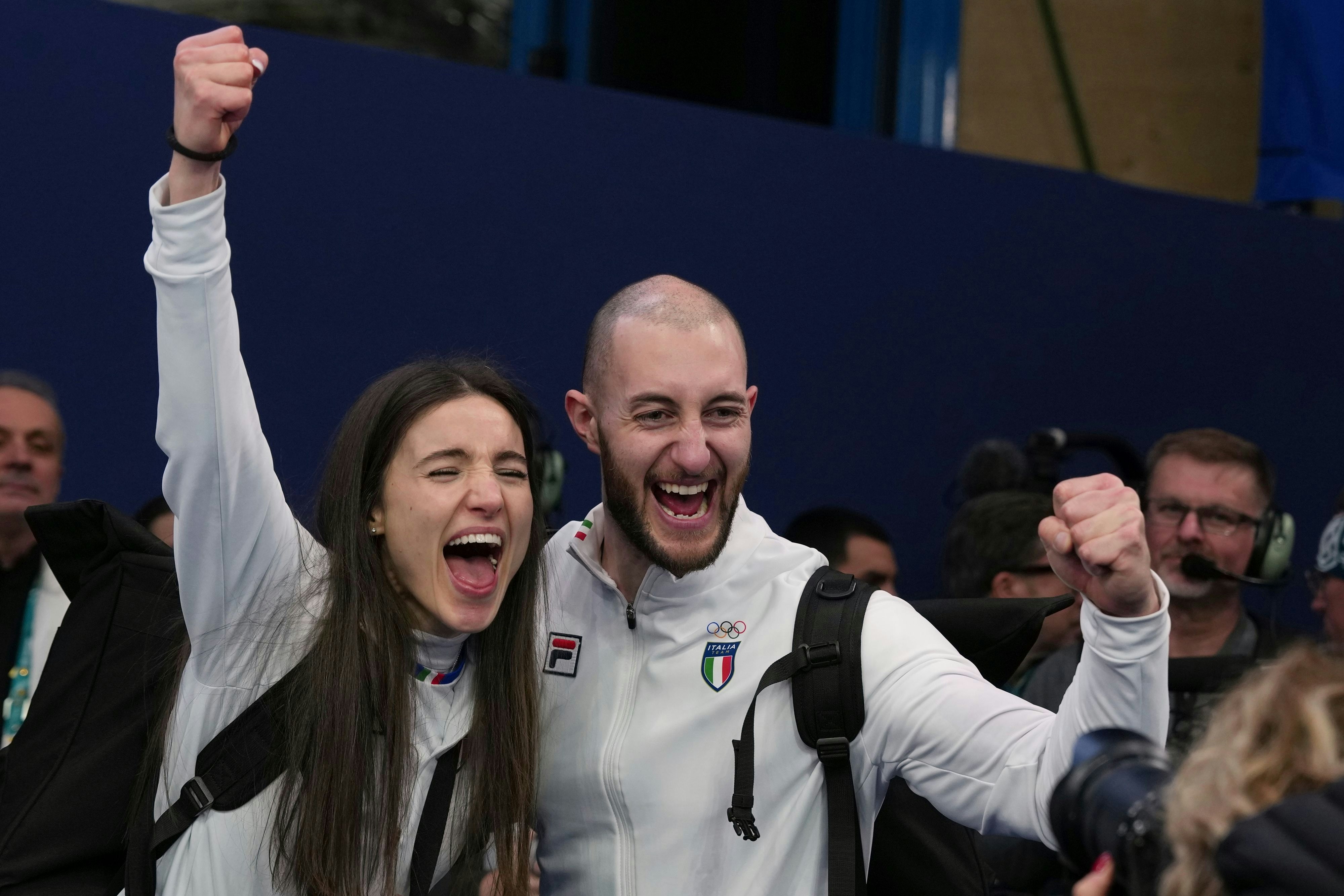 Bronze-Jubel: Amos Mosaner und Stefania Constantini am Dienstag nach dem kleinen Finale im Mixed Double-Curling. Beide spielen auch noch in den Team-Bewerben um Edelmetall