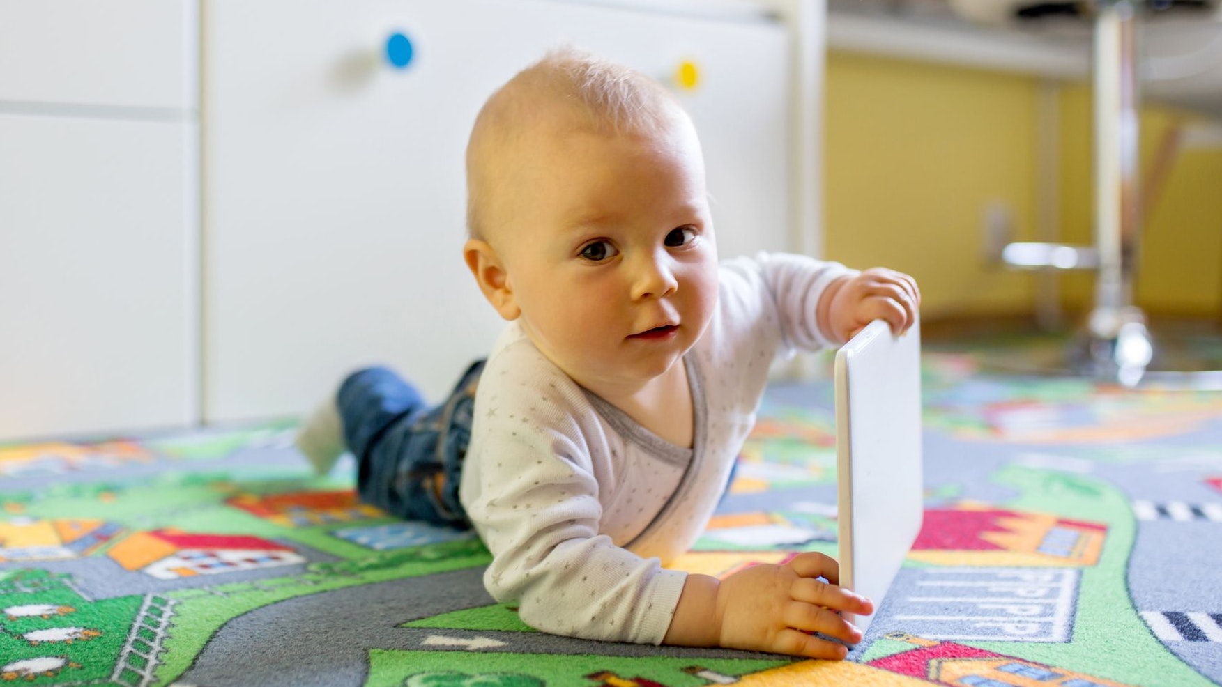 Heute.at - Bub, zwei Jahre, Bildschirm-Konsum pro Tag: 8 Stunden