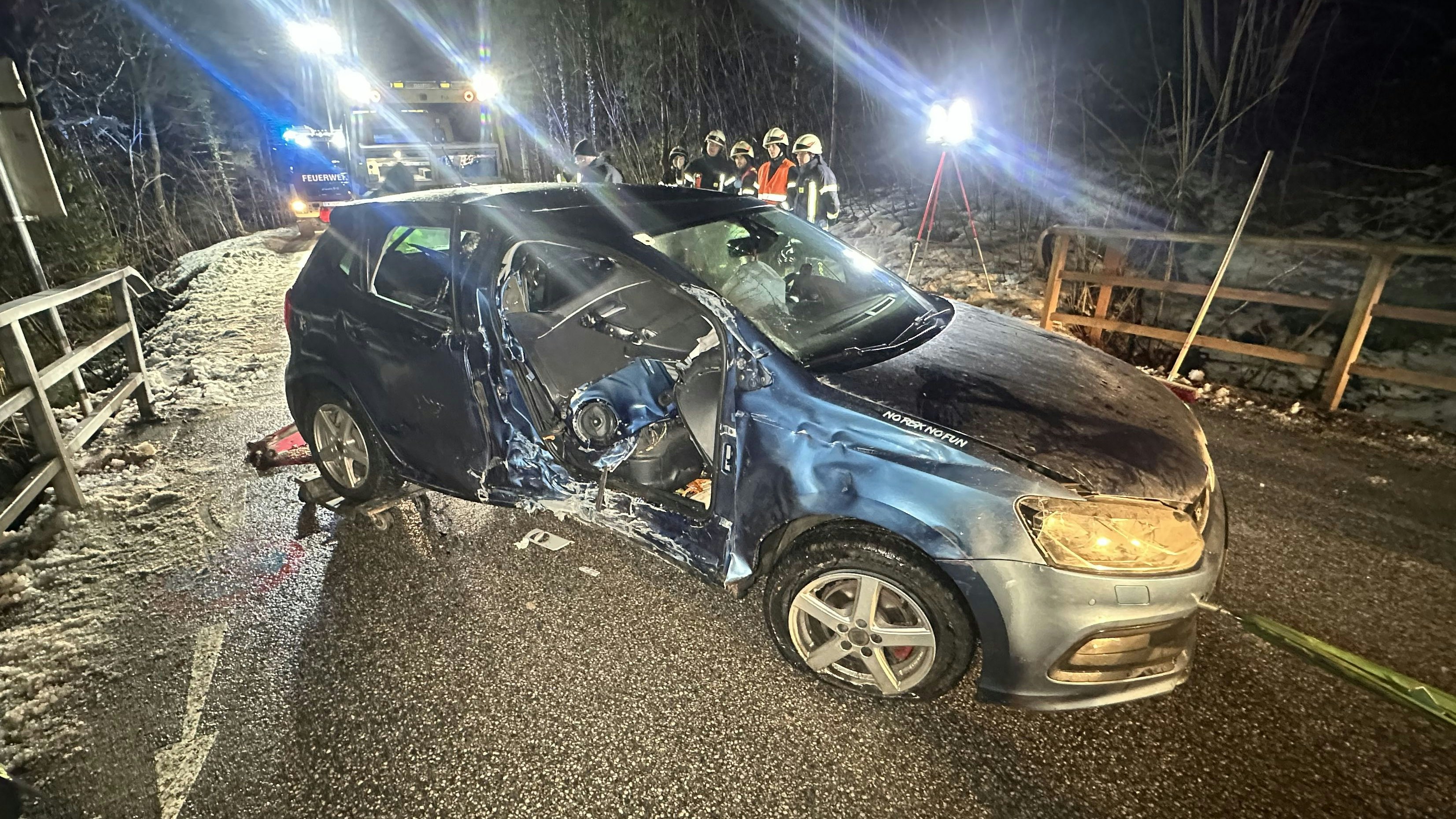 Heute.at - Brückengeländer bohrt sich durch Windschutzscheibe
