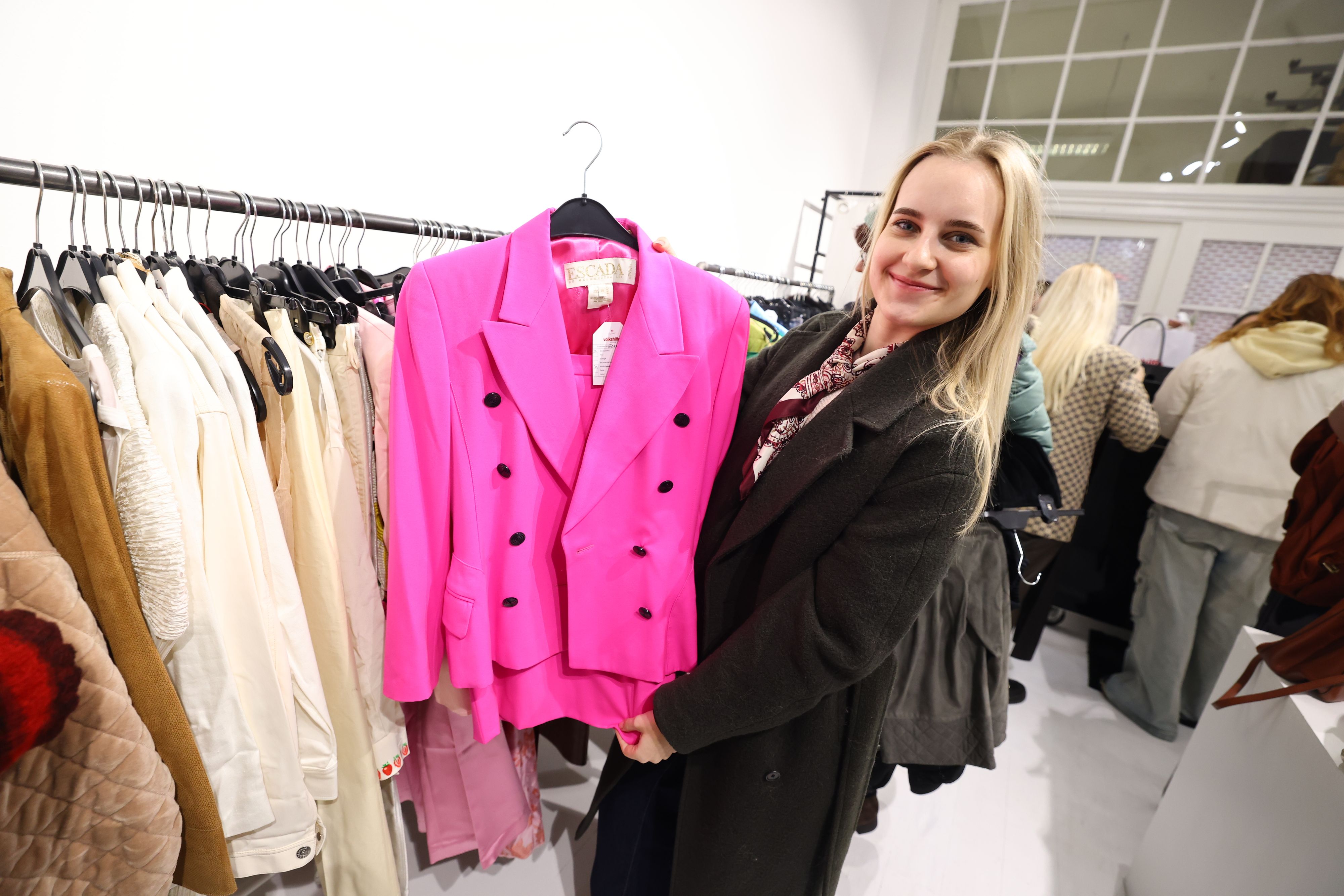 Lisa stöberte gleich am Eröffnungstag im neuen Vintage-Pop-up der Volkshilfe Wien.