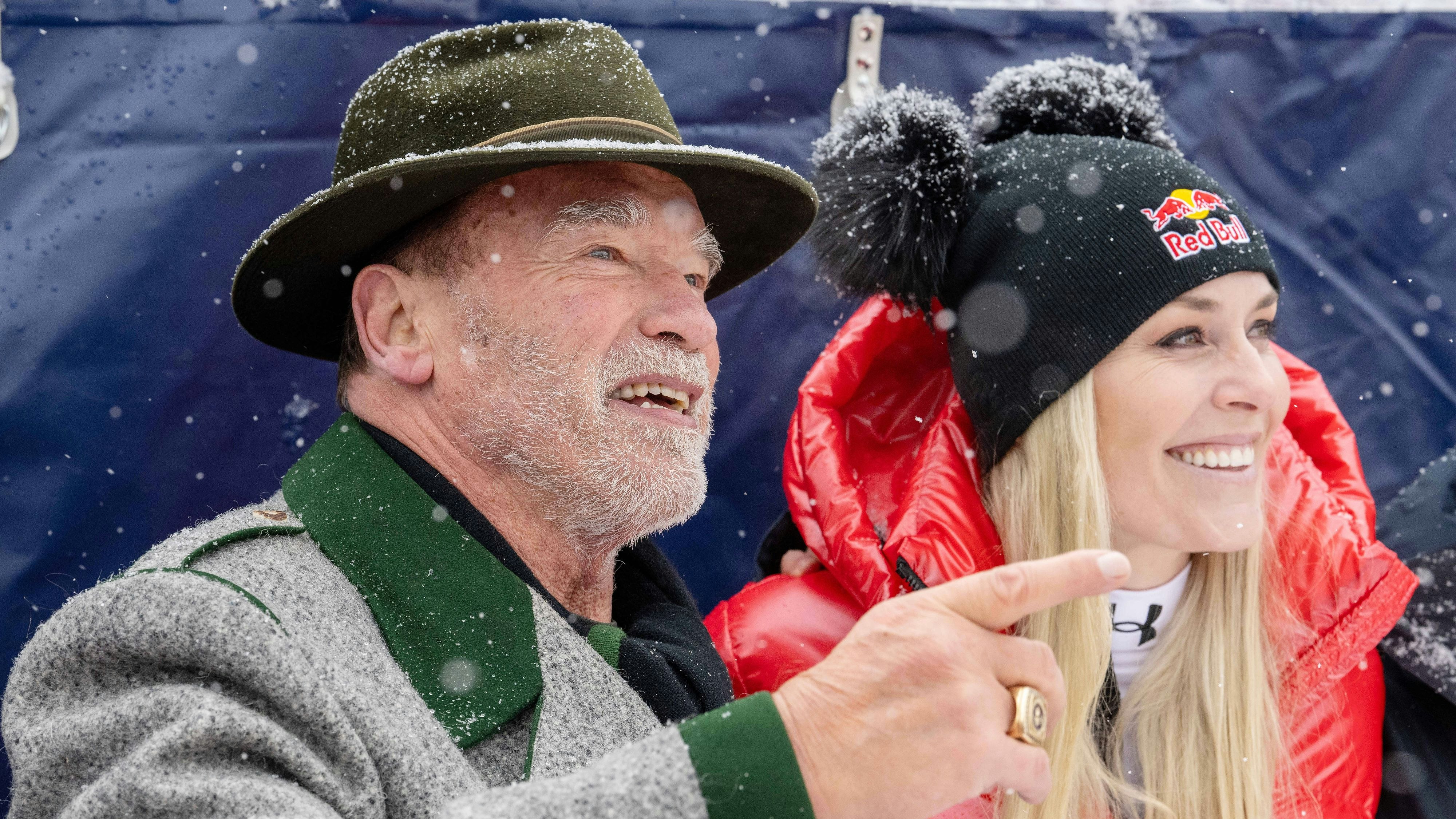 Arnold Alois Schwarzenegger und Lindsey Vonn. Oesterreich, Kitzbuehel, 21.01.2023, Ski Alpin, 83. Hahnenkamm Rennen 2023, 8th Mens s Downhill - Hahnenkamm Abfahrt, Hahnenkamm, Streif Foto: A2 Bildagentur/Peter Hartenfelser *** Arnold Alois Schwarzenegger and Lindsey Vonn Austria, Kitzbuehel, 21 01 2023, alpine skiing, 83 Hahnenkamm race 2023, 8th Mens s Downhill Hahnenkamm run, Hahnenkamm, Streif photo A2 Bildagentur Peter Hartenfelser
