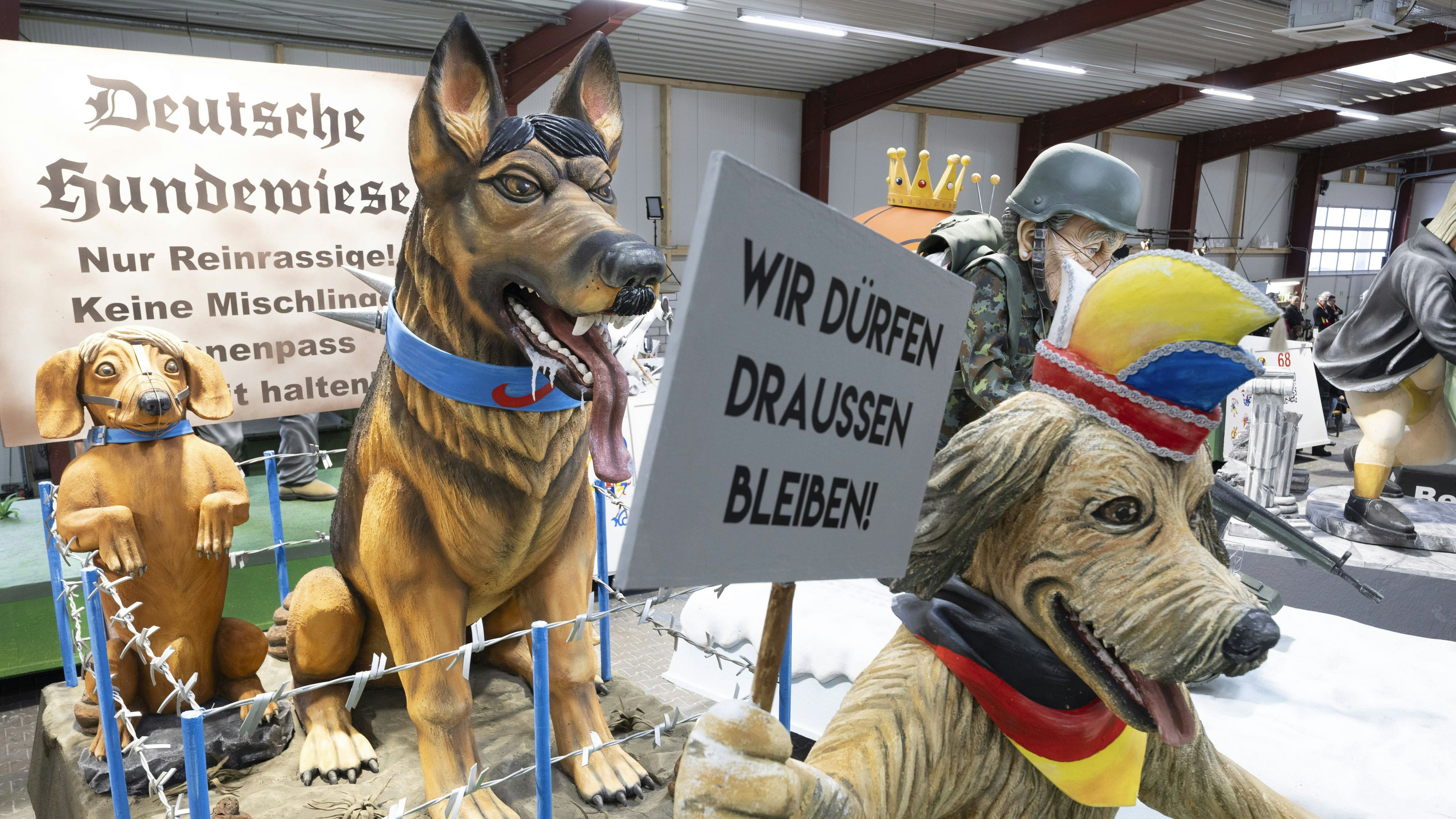 Auch die AfD bekommt ihr Fett weg: Auf der "deutschen Hundewiese" sind nur "reinrassige" Hunde erlaubt – "Mischlinge" müssen "draußen bleiben".