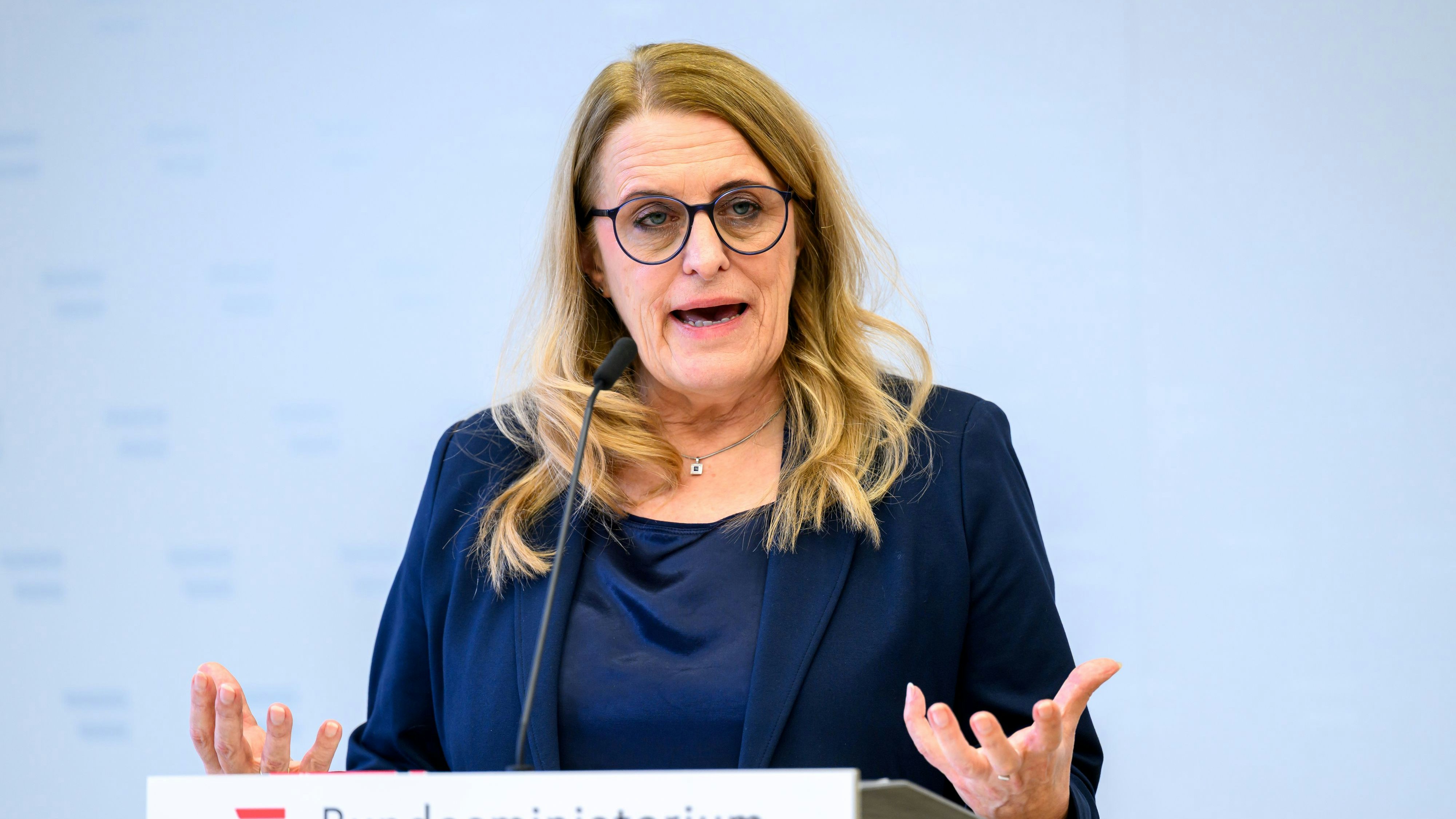 Will mit einer Broschüre kostengünstig gegensteuern: Staatssekretärin Ulrike Königsberger-Ludwig 