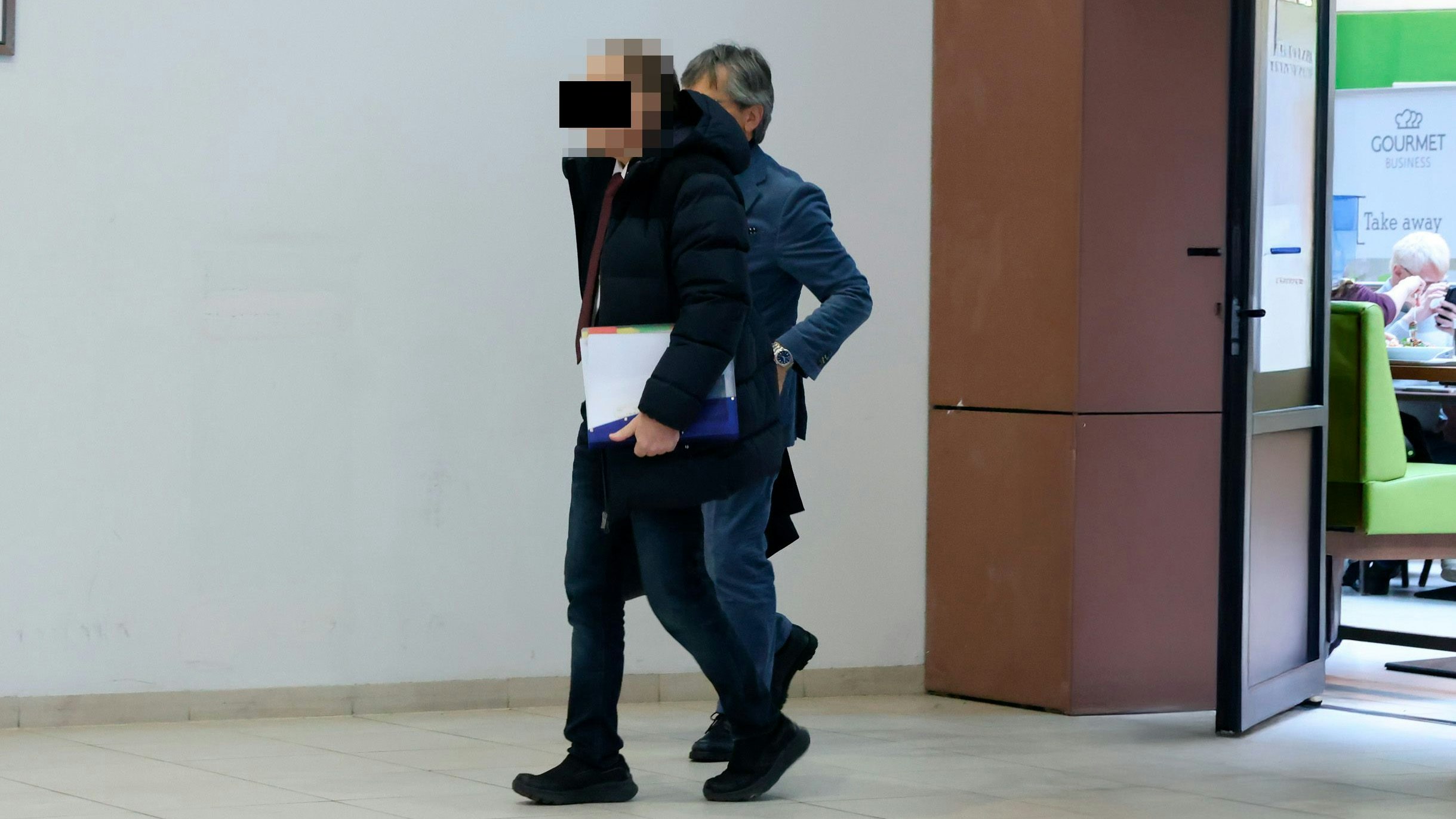 Der Anwalt mit seinem Anwalt im Gerichtsgebäude