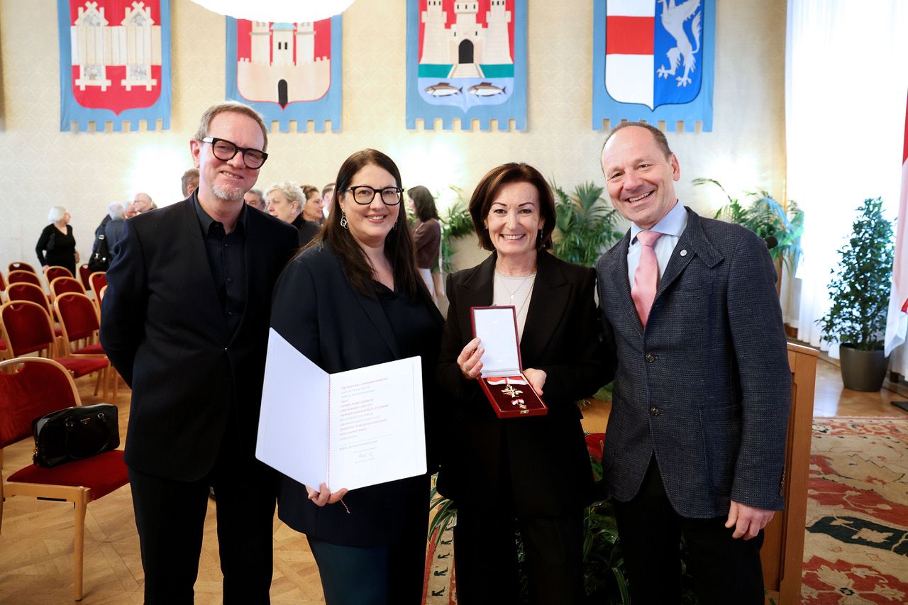 Goldenes Verdienstzeichen für Gerda Maria Gerner: v.l. Andreas Gerner, Kathrin Gaál, Gerda Maria Gerner und Volker Dienst