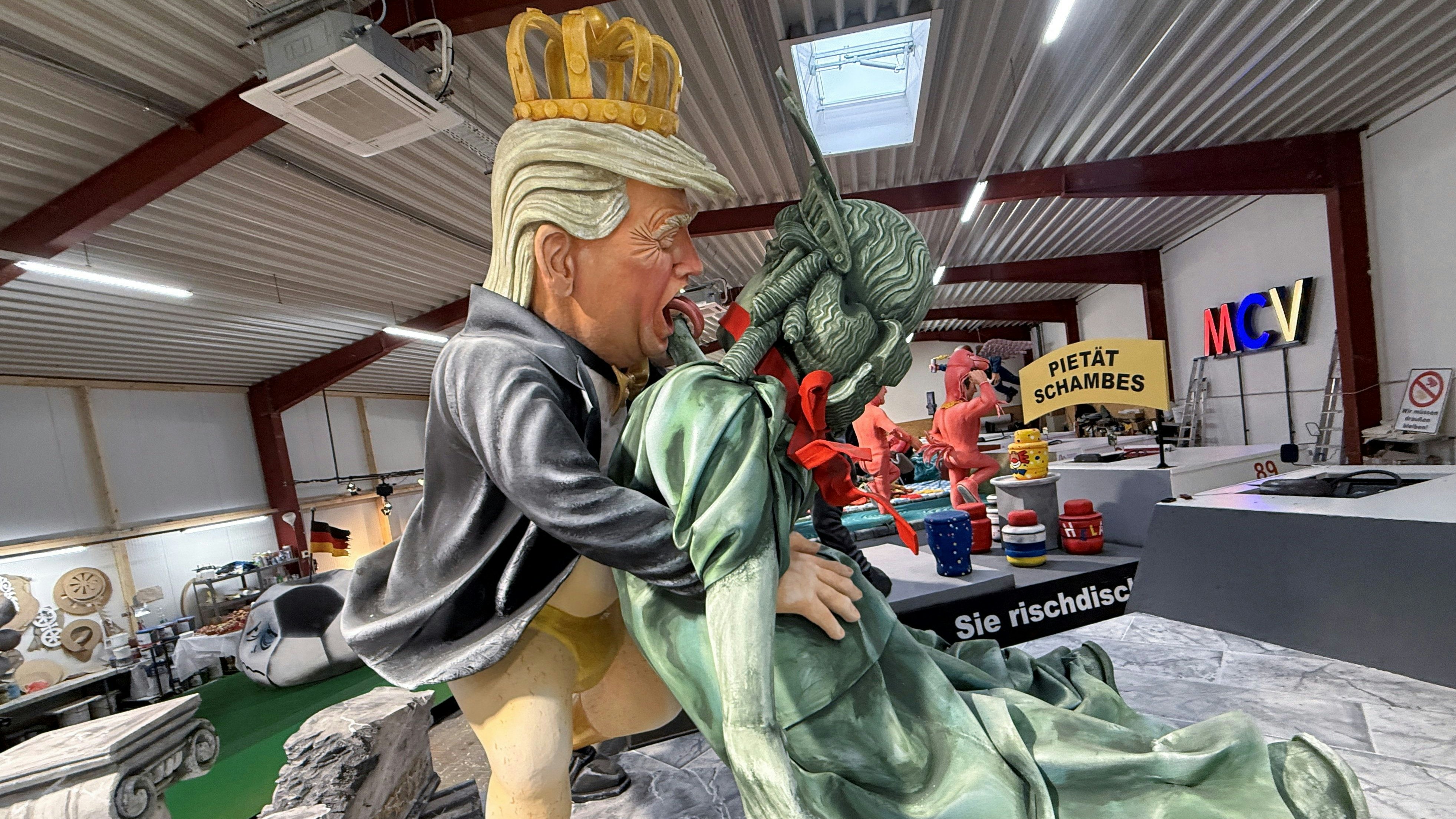 Trump als hosenloser "König" im goldenen Tanga macht sich an der Freiheitsstatue zu schaffen.