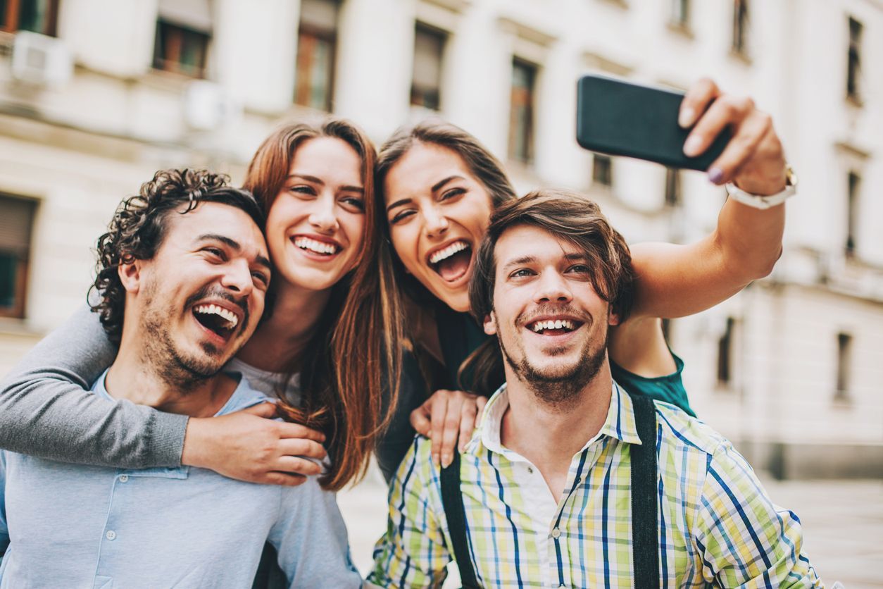 Mehr als die Hälfte der Wachzeit vor Bildschirmen – und immer schlechtere Testergebnisse. Forscher sehen einen klaren Zusammenhang.