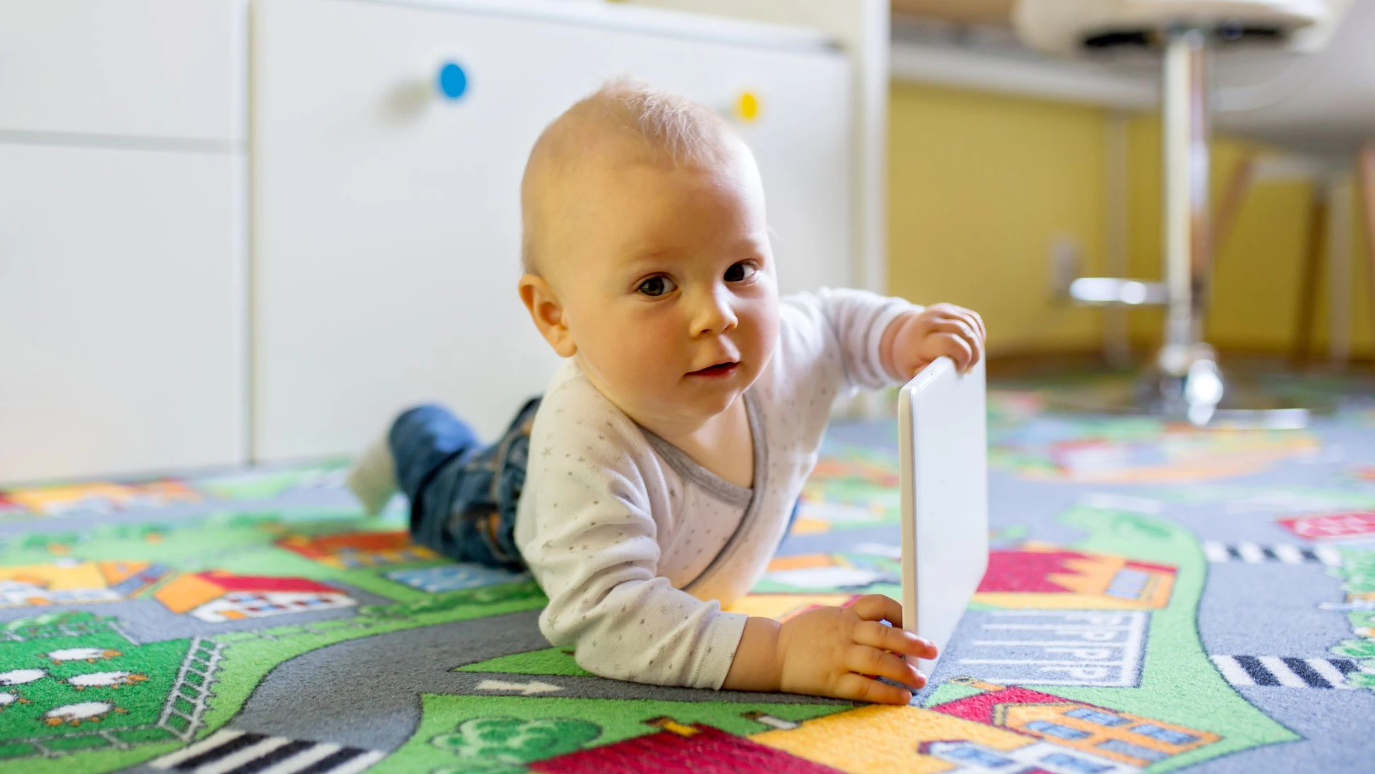 60 % der 1- bis 2-Jährigen schauen auf Bildschirme