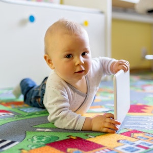 Bub, zwei Jahre, Konsum von Handy und TV pro Tag: 8 Stunden