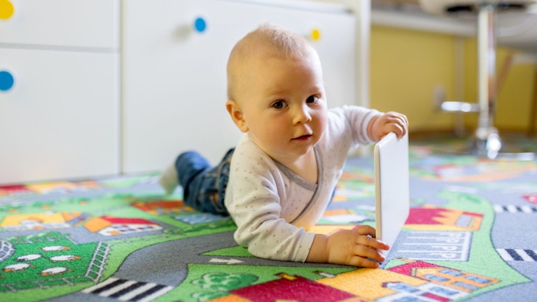 Sie wissen, wie man sich durch Inhalte wischt, eine Gabel aber können sie nicht halten. Schon 60 Prozent der 1- bis 2-Jährigen verbringen regelmäßig Zeit vor Bildschirmen. Welche dramatischen Konsequenzen das für Kinder hat, was Eltern wissen sollten.