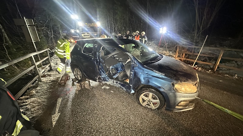 Auf der Aschauer Straße in Kramsach kam ein Volkswagen in einer Linkskurve von der Fahrbahn ab und krachte in ein Brückengeländer – zwei Insassen wurden aus dem Wrack gerettet.