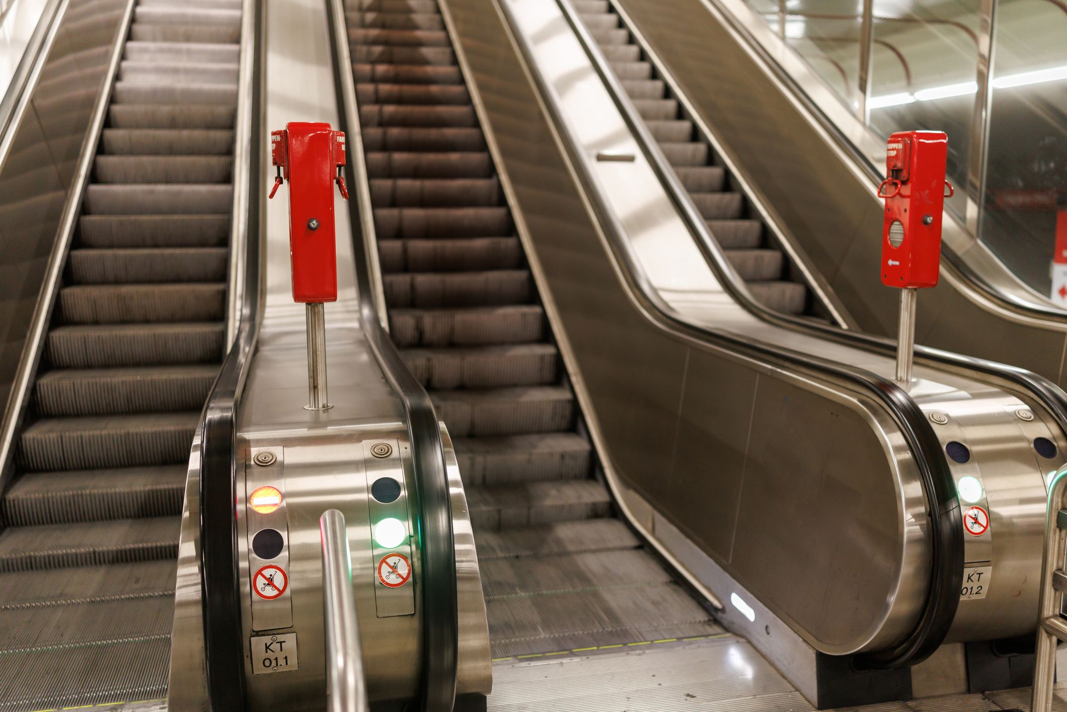 Nach wenigen Sekunden brach die Frau in der Rolltreppe ein. (Symbolbild)